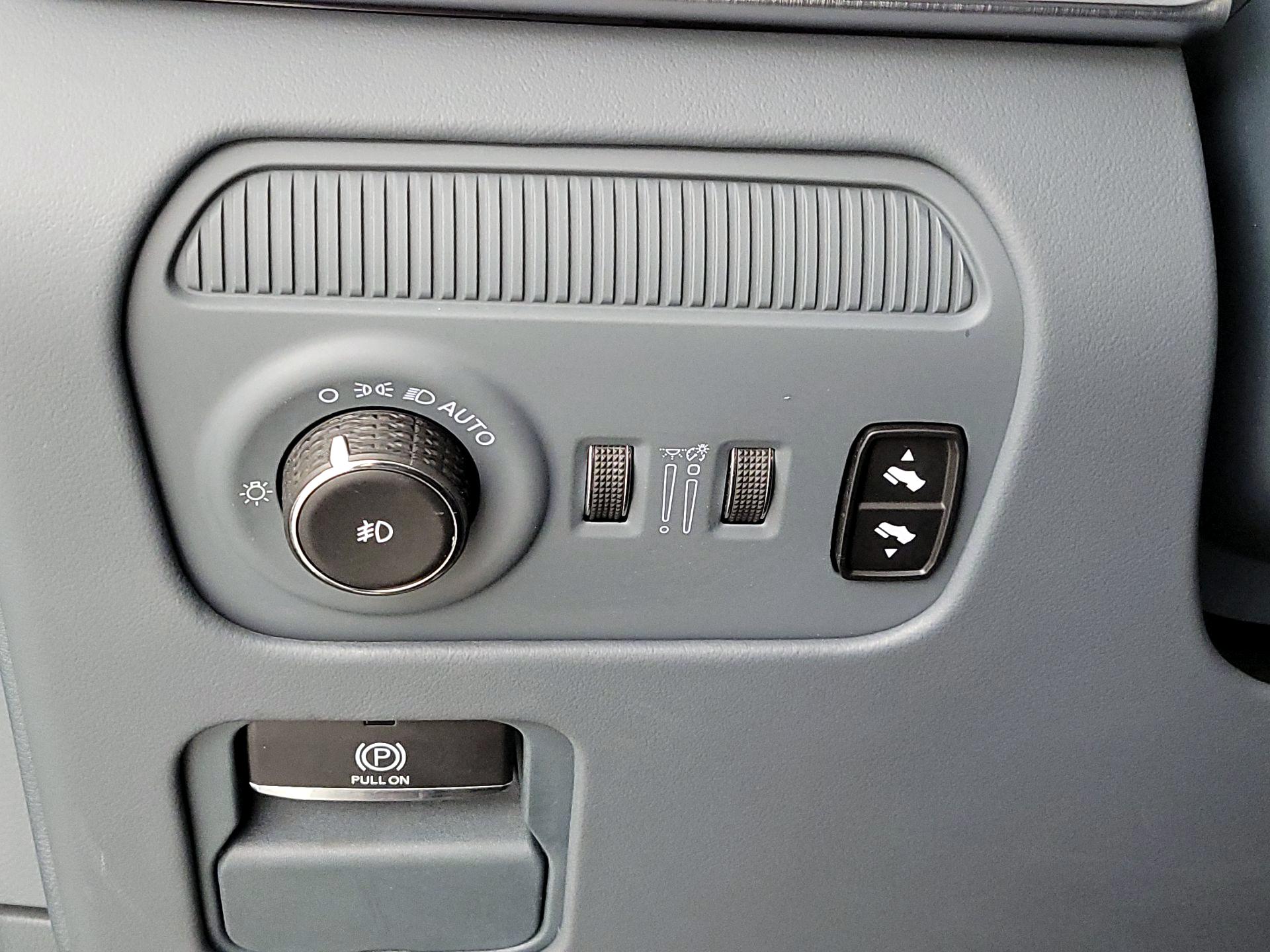 Thumbnail: 2023 Jeep Grand Wagoneer - 11