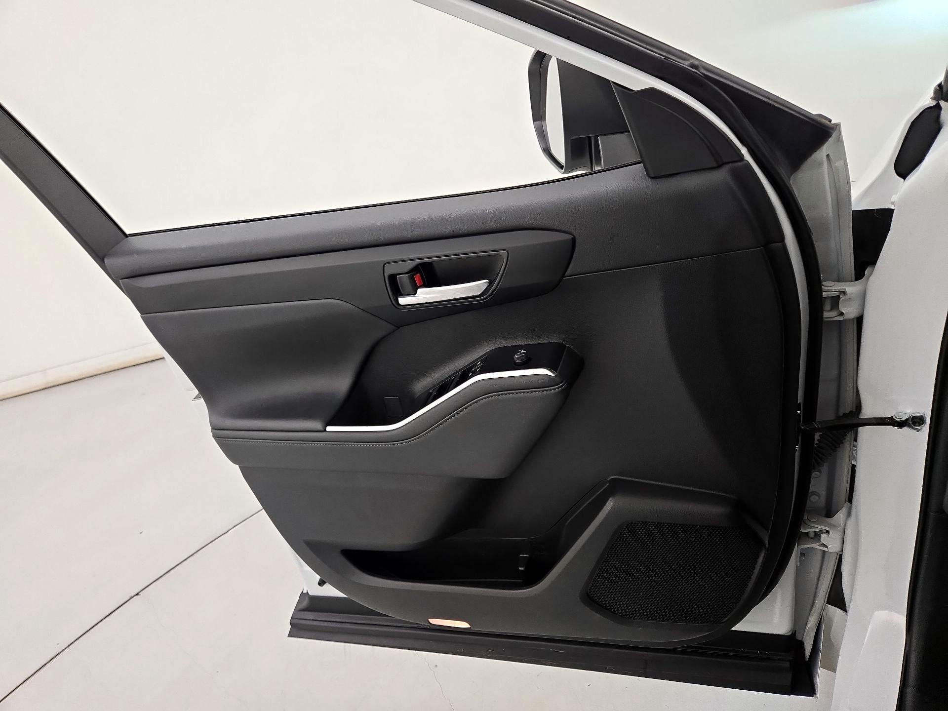 Thumbnail: 2023 Toyota Highlander - 12