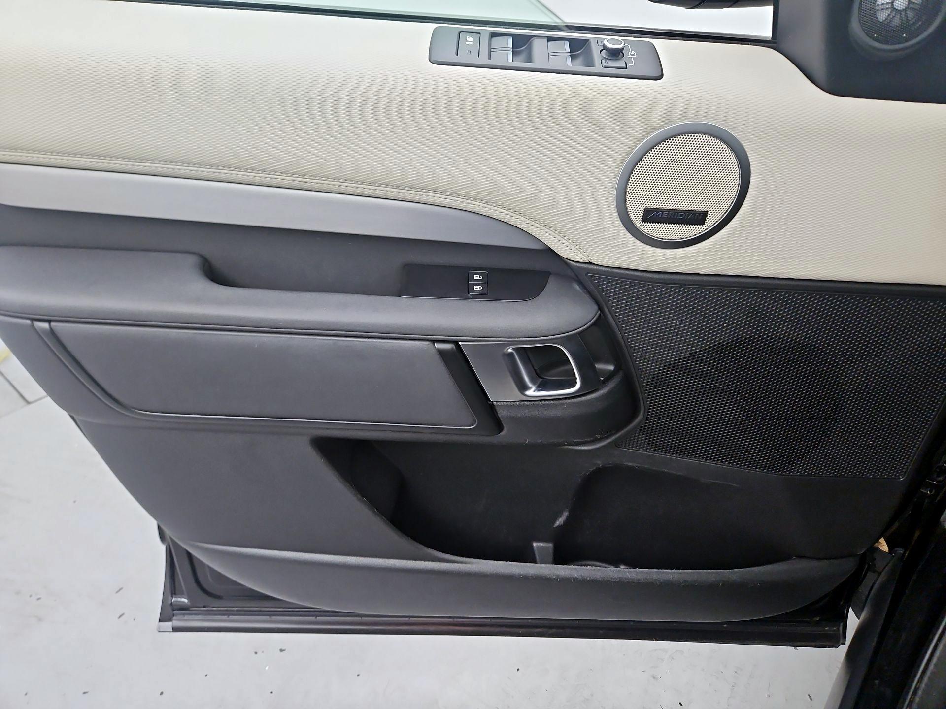 Thumbnail: 2022 Land Rover Discovery - 12