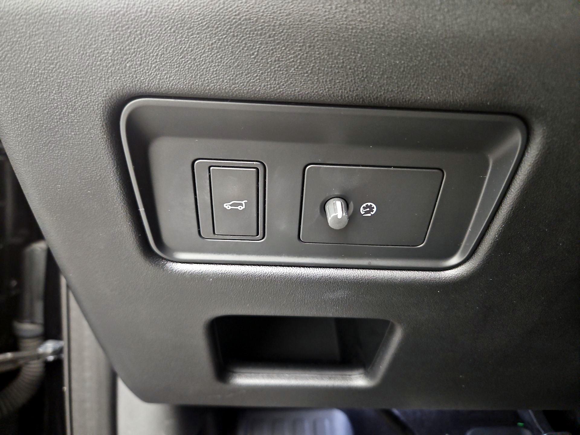 Thumbnail: 2022 Land Rover Discovery - 13