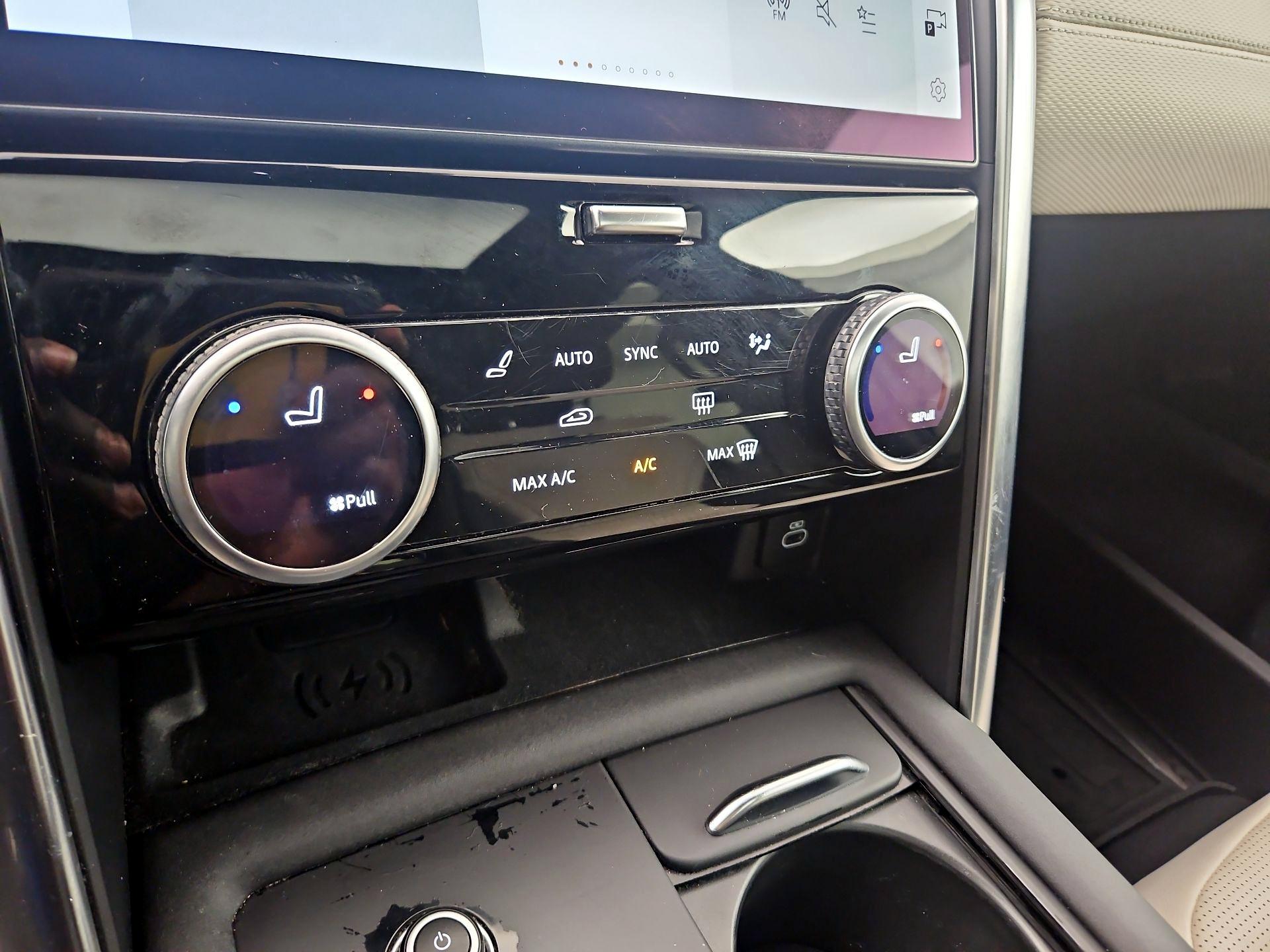 Thumbnail: 2022 Land Rover Discovery - 16