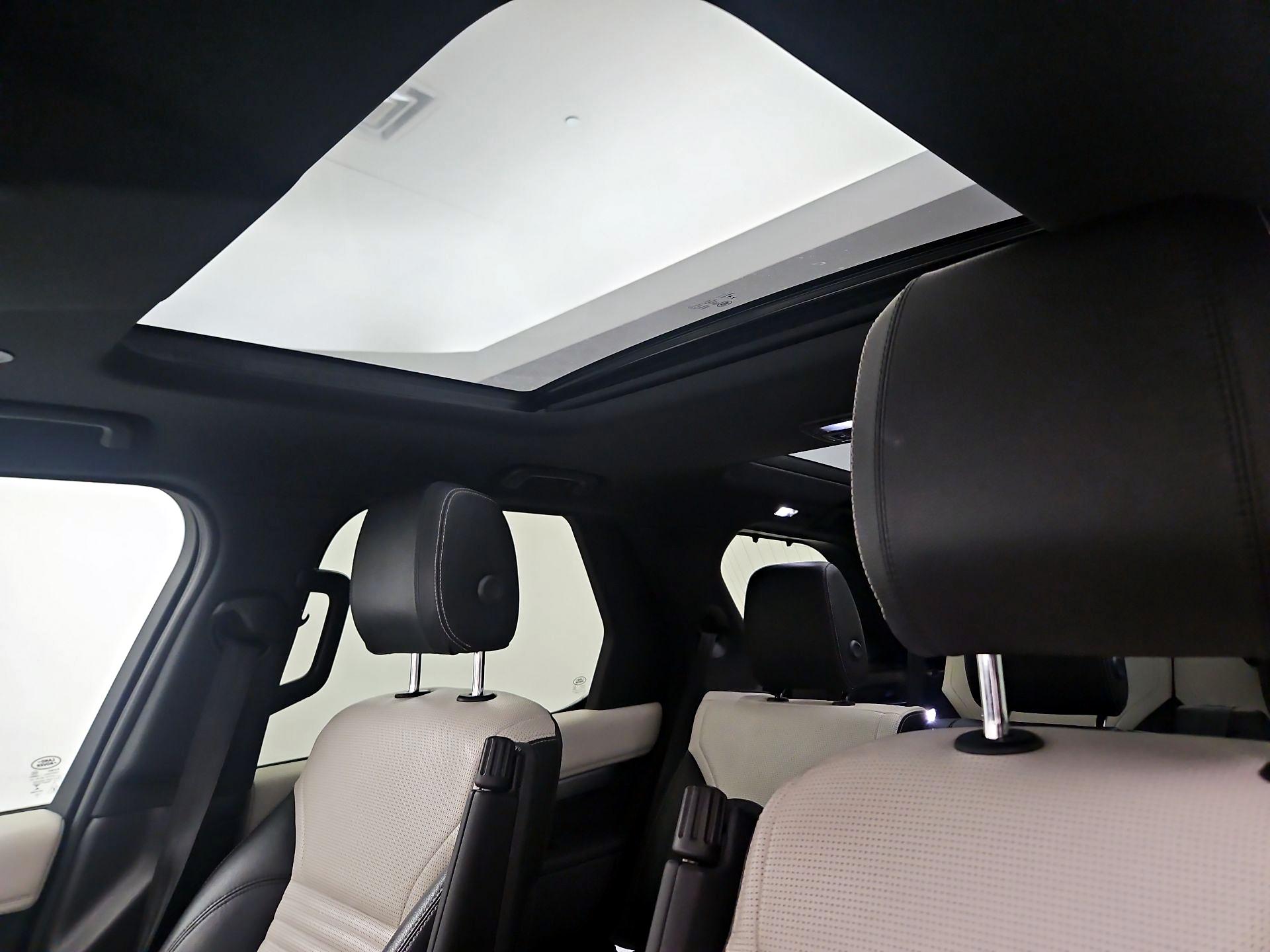 Thumbnail: 2022 Land Rover Discovery - 18