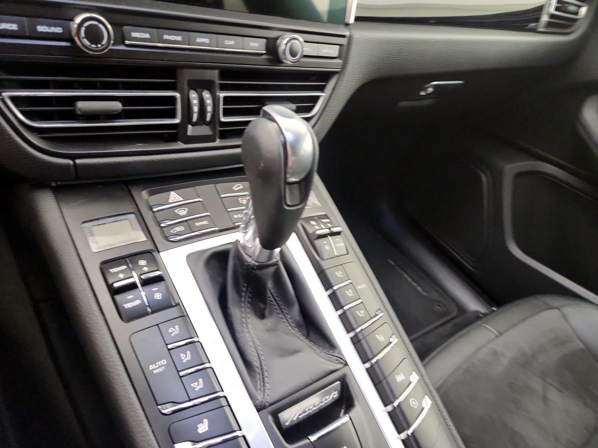 Thumbnail: 2021 Porsche Macan - 18