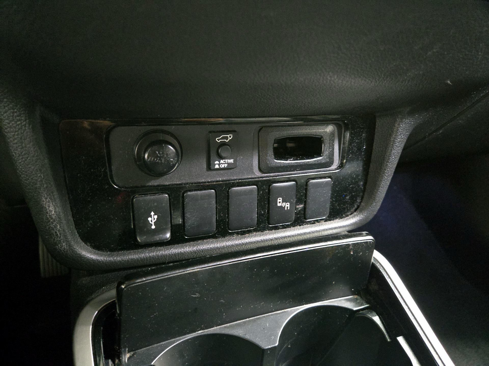 Thumbnail: 2019 Mitsubishi Outlander - 18