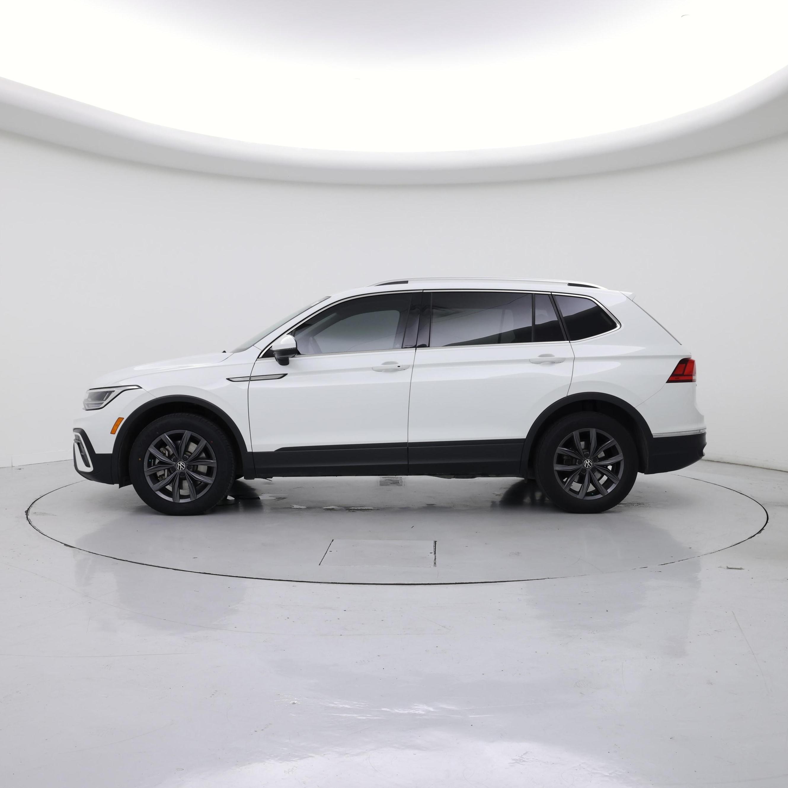 Thumbnail: 2022 Volkswagen Tiguan - 3