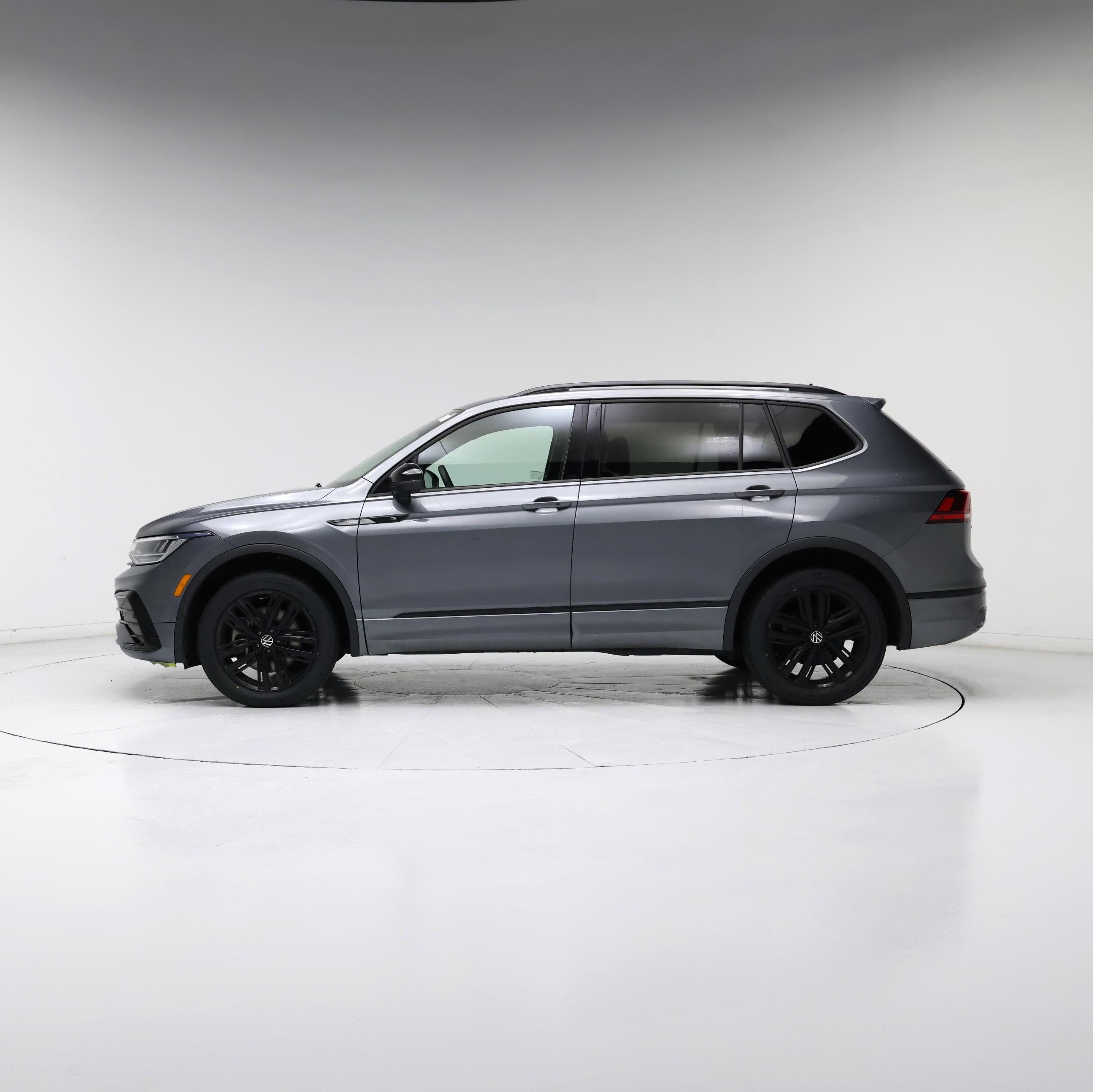 Thumbnail: 2022 Volkswagen Tiguan - 3