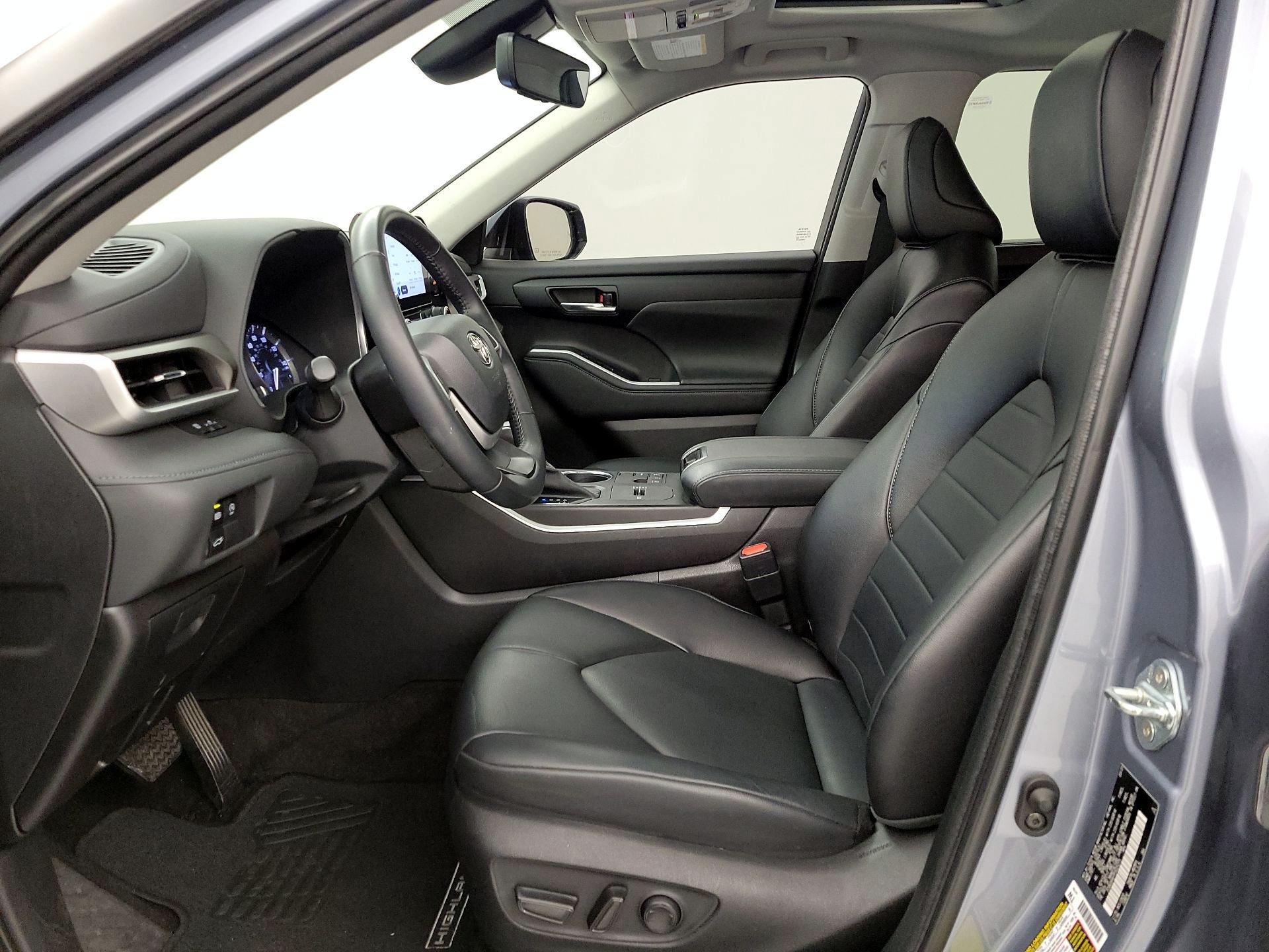 Thumbnail: 2023 Toyota Highlander - 9