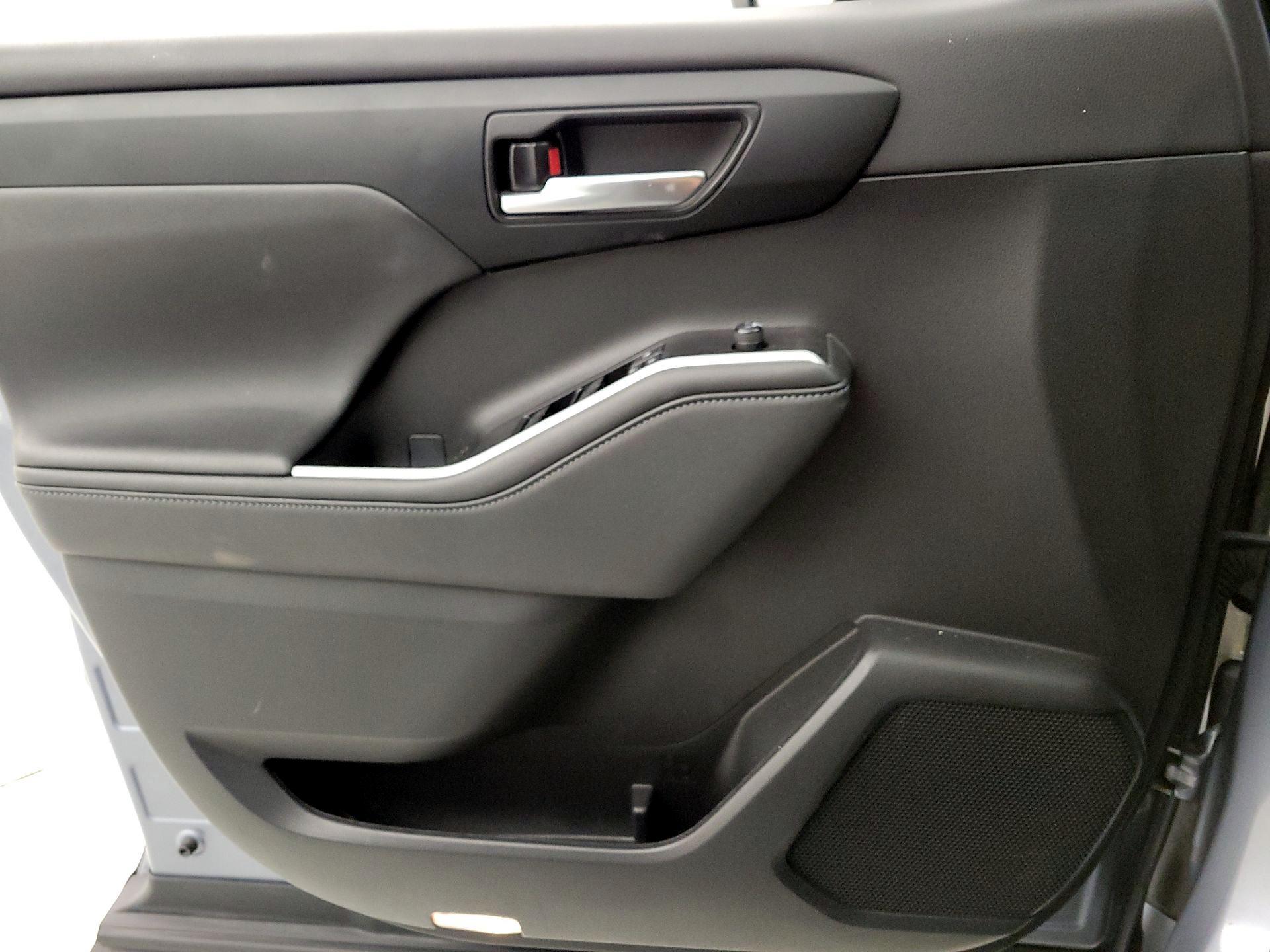 Thumbnail: 2023 Toyota Highlander - 10