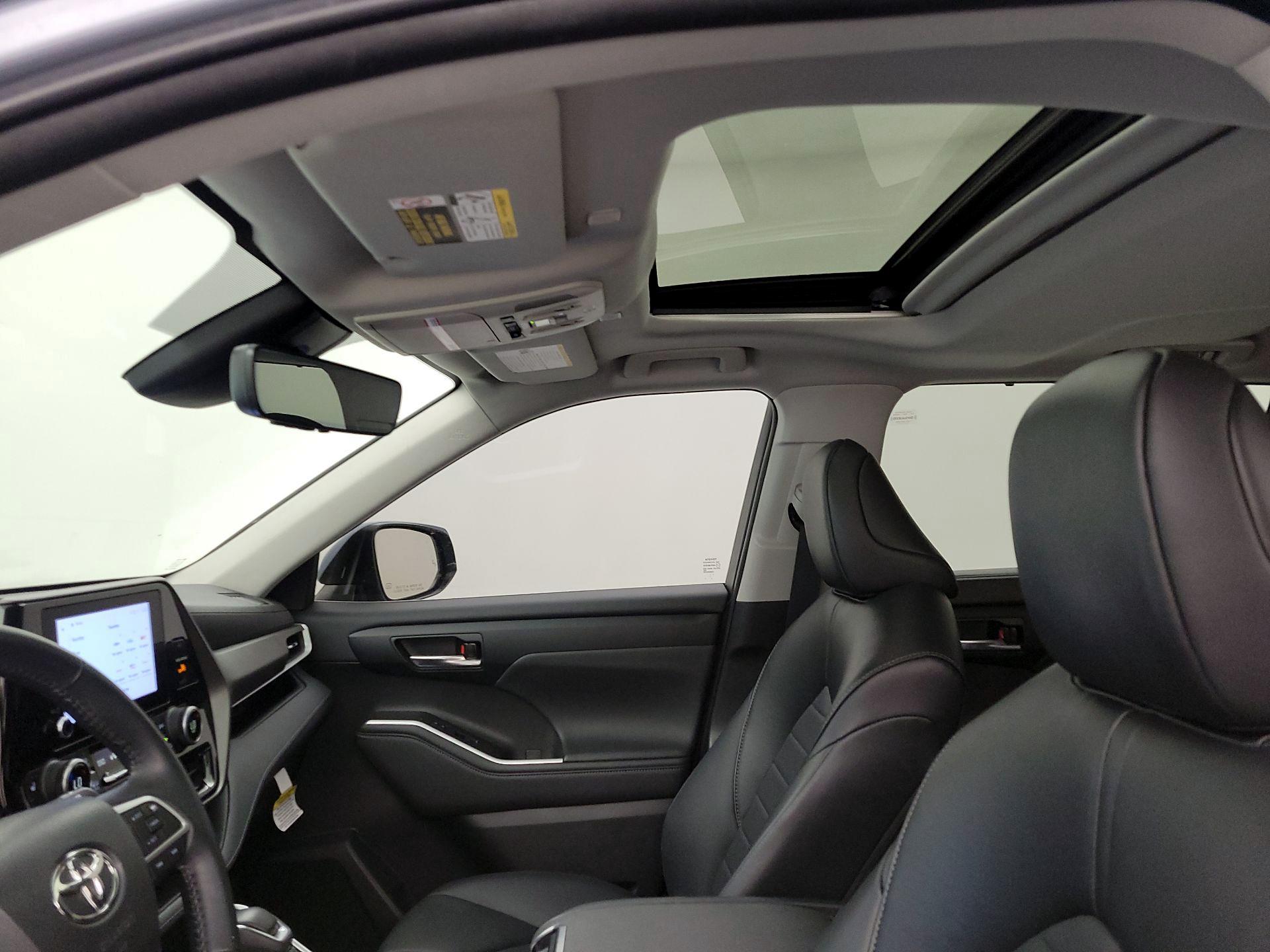 Thumbnail: 2023 Toyota Highlander - 17