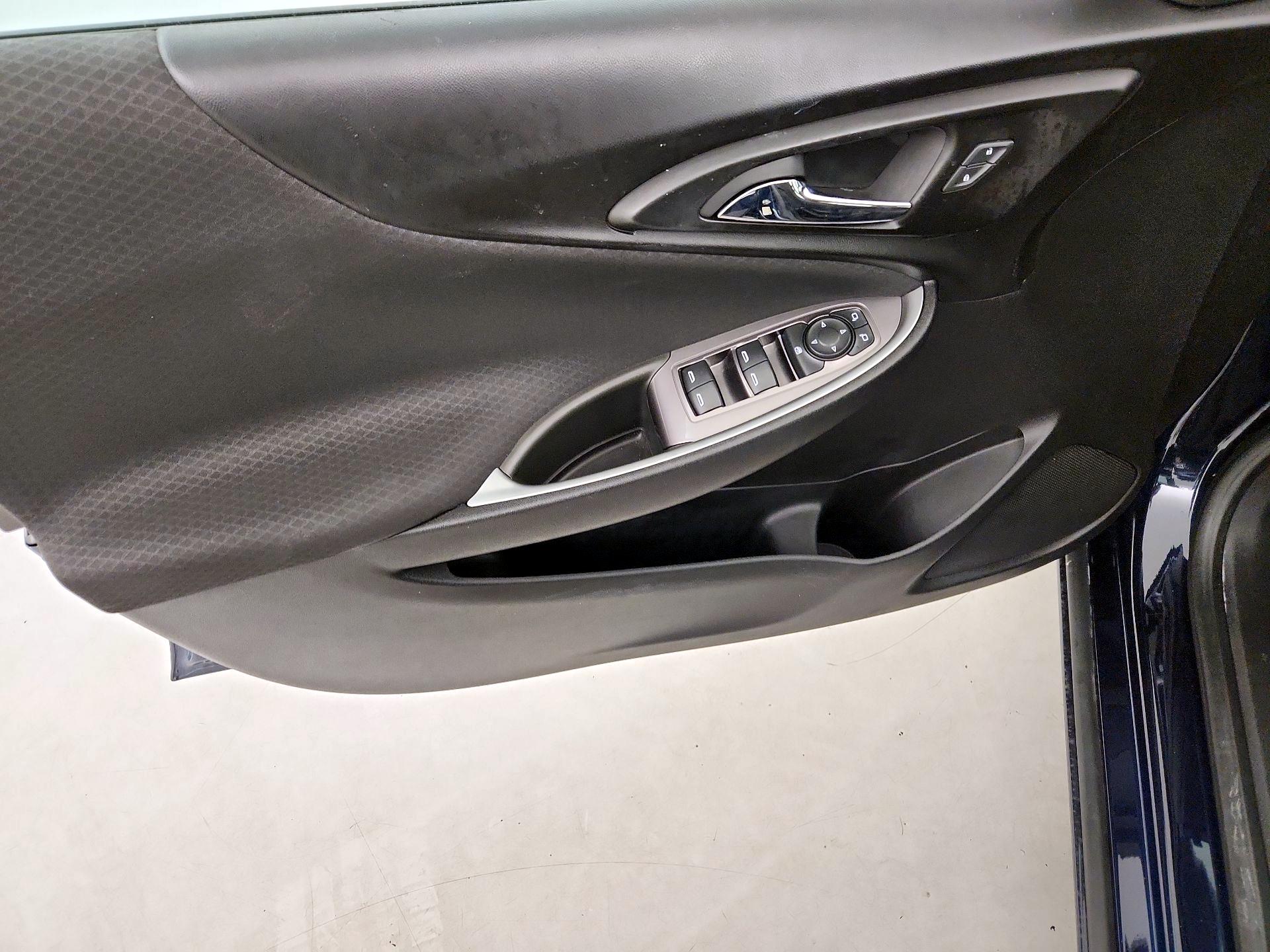 Thumbnail: 2018 Chevrolet Malibu - 12
