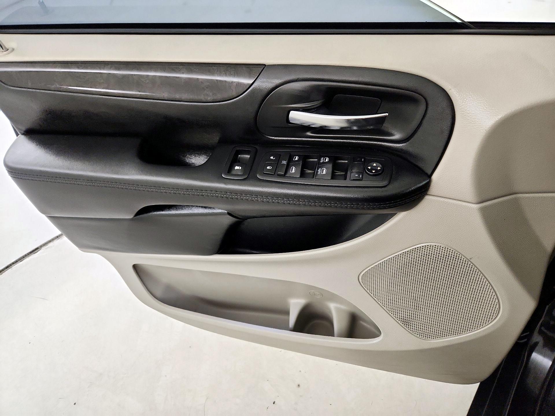 Thumbnail: 2017 Dodge Grand Caravan - 12