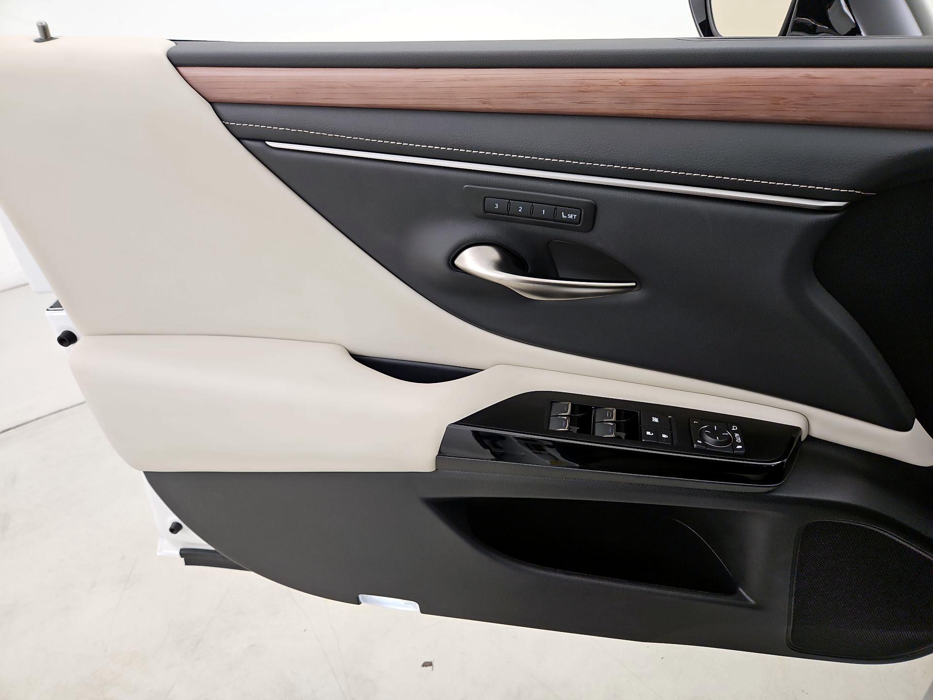 Thumbnail: 2025 Lexus ES - 12