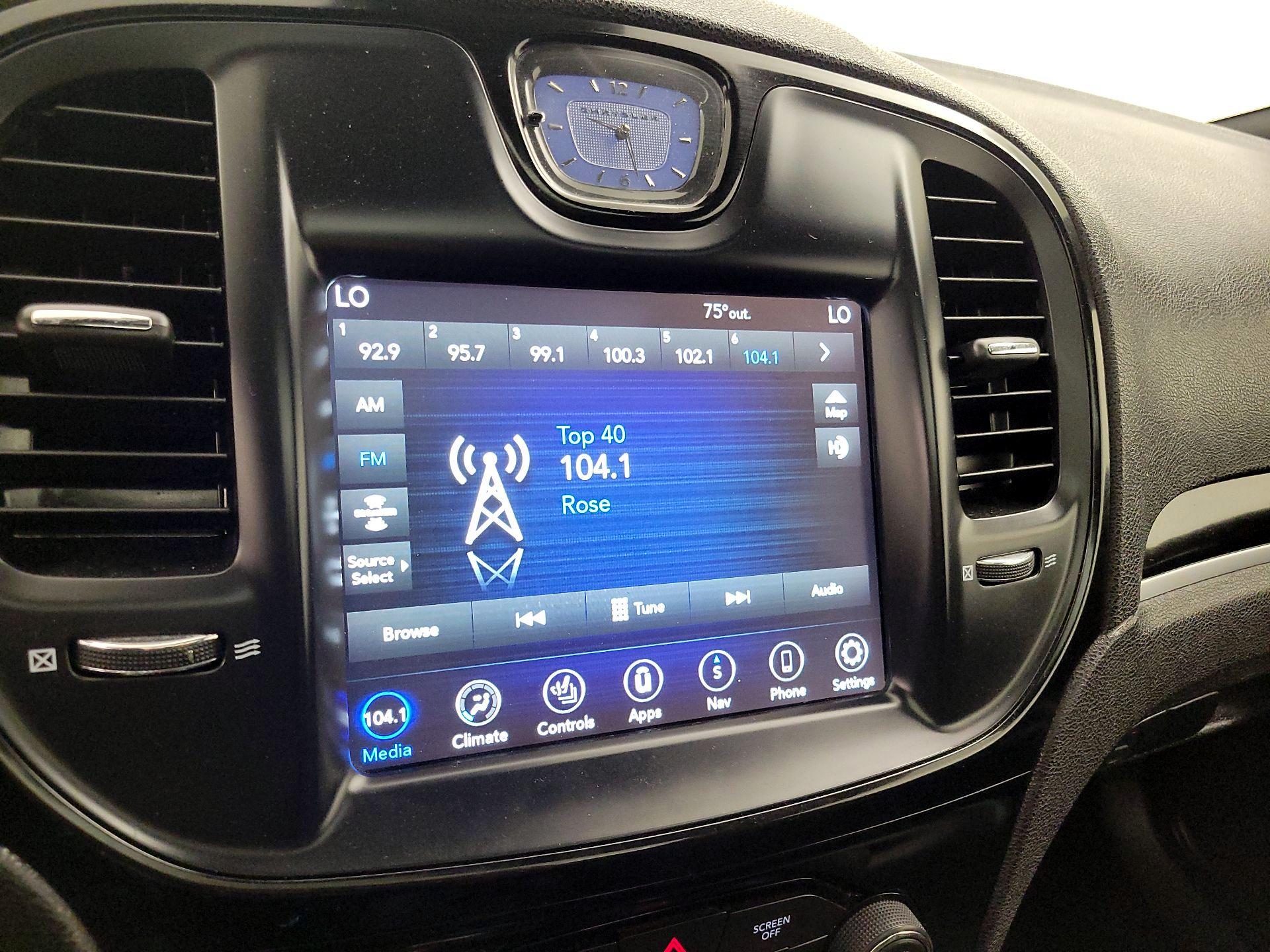 Thumbnail: 2022 Chrysler 300 - 16