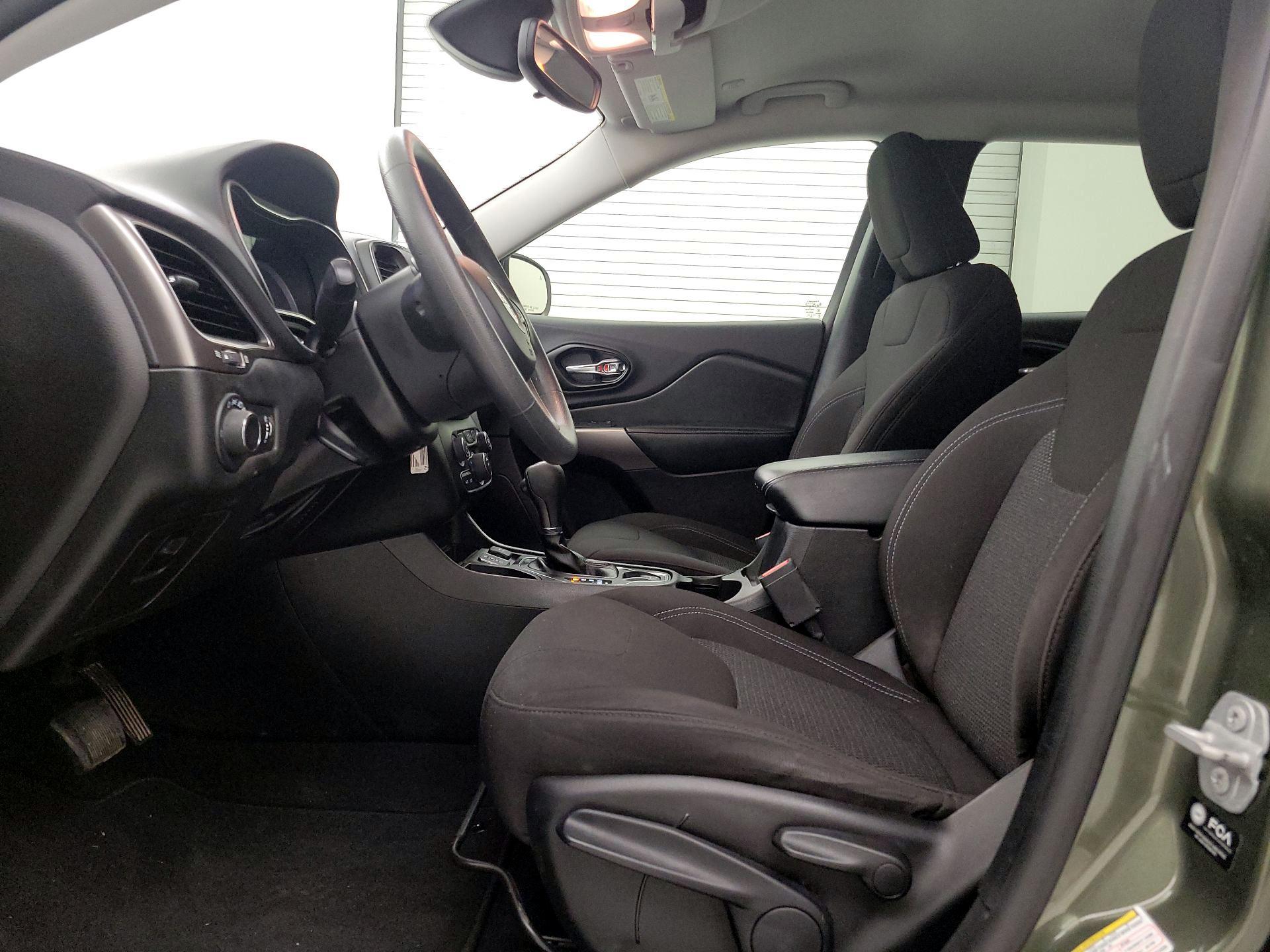 Thumbnail: 2021 Jeep Cherokee - 11