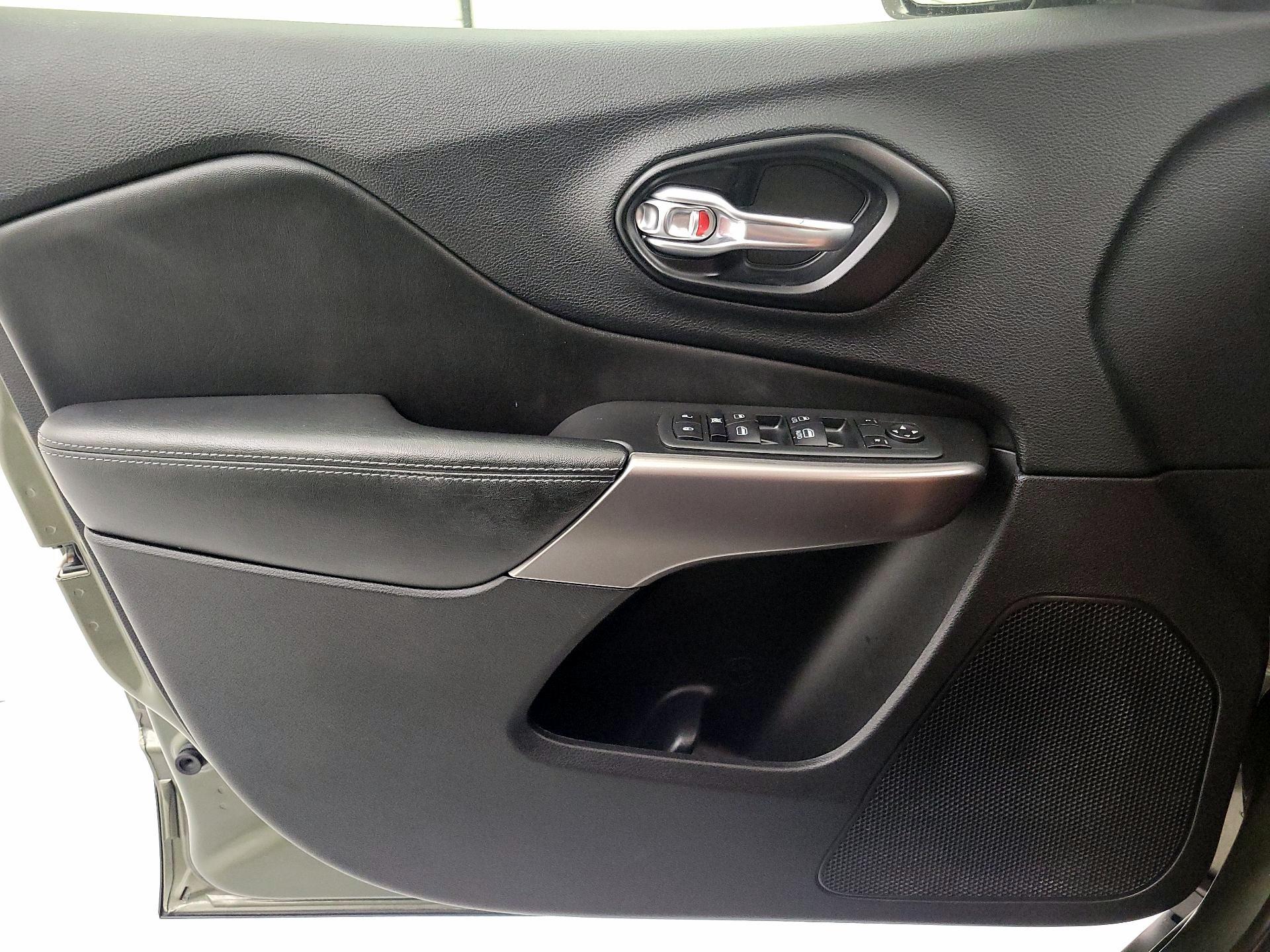 Thumbnail: 2021 Jeep Cherokee - 12