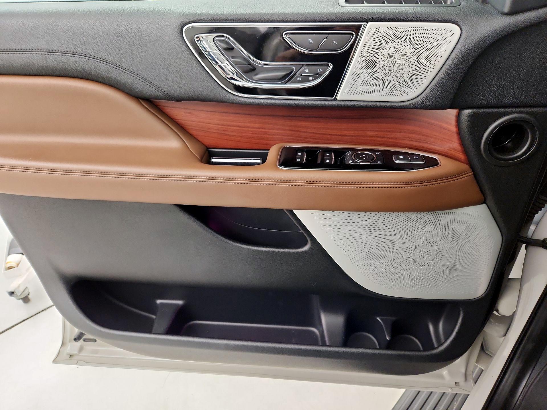 Thumbnail: 2022 Lincoln Navigator L - 12