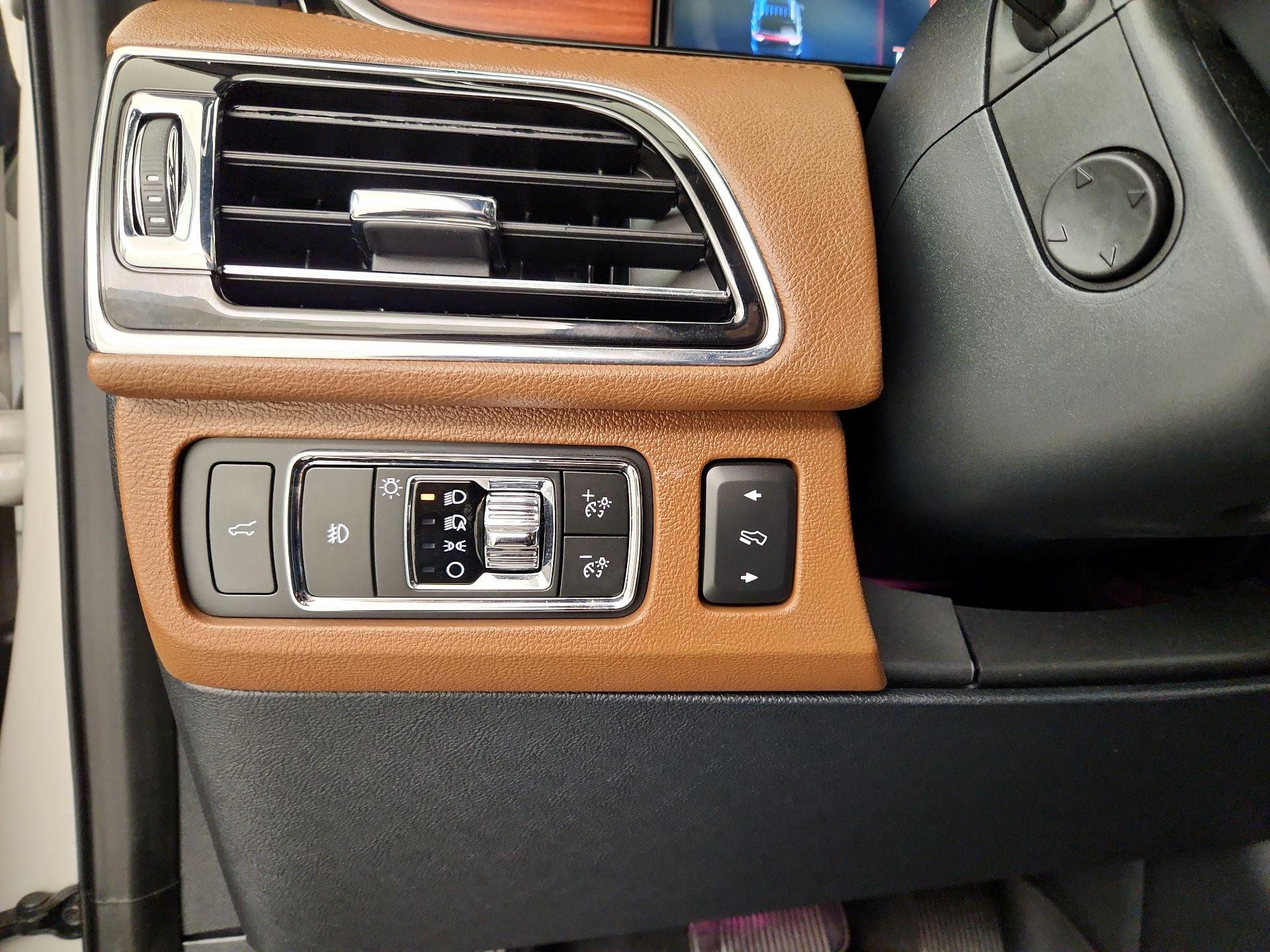 Thumbnail: 2022 Lincoln Navigator L - 13