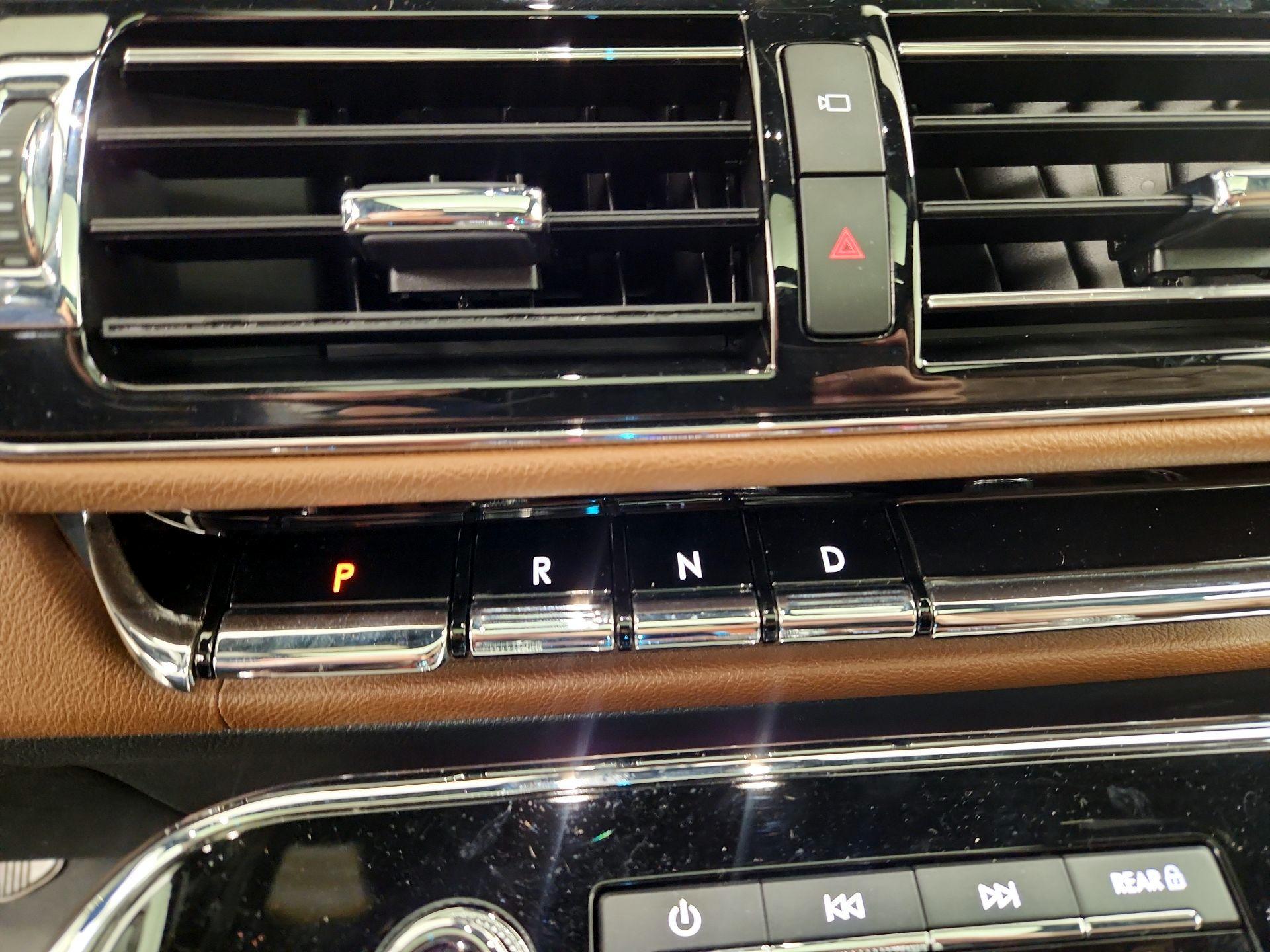 Thumbnail: 2022 Lincoln Navigator L - 18