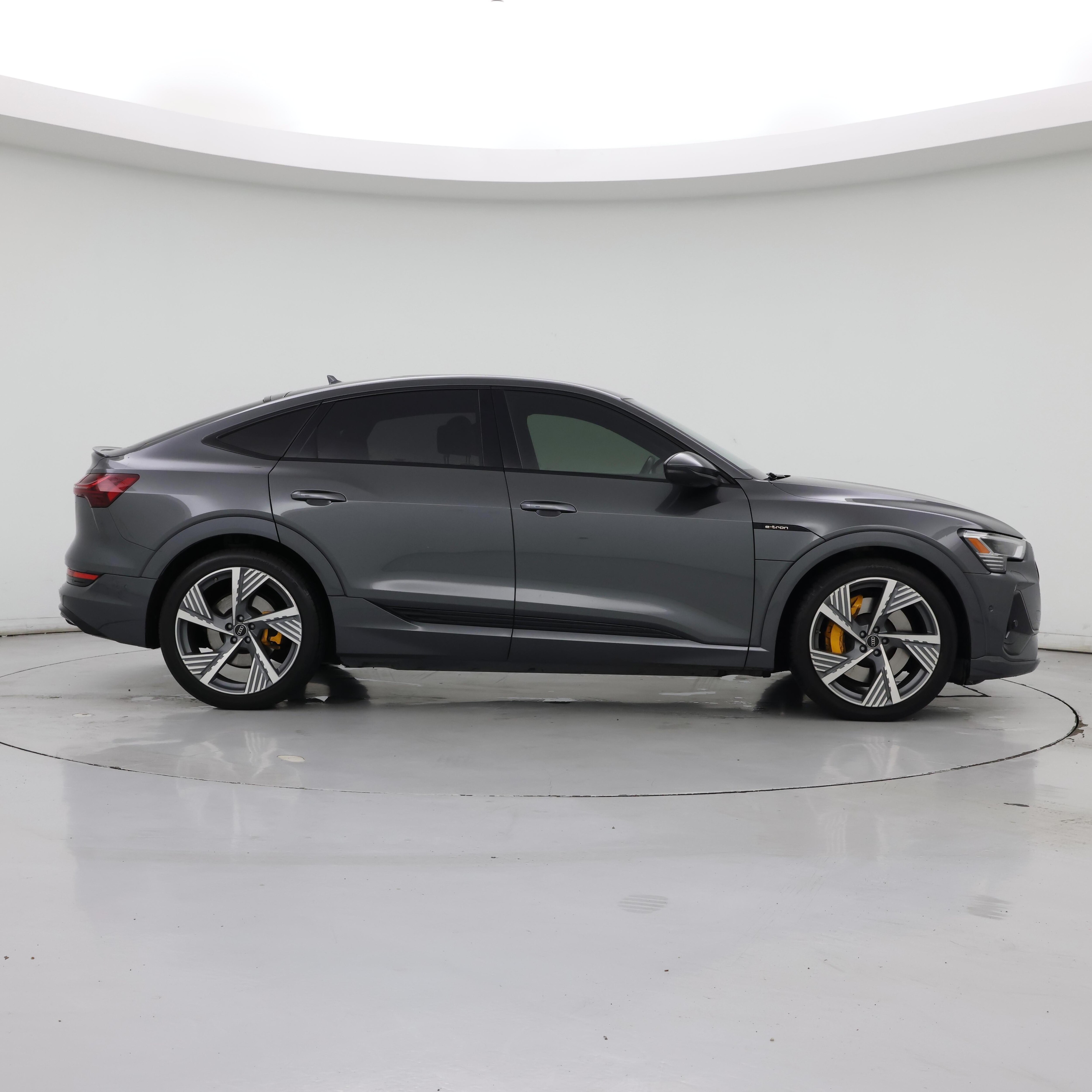 Thumbnail: 2023 Audi e-tron S - 7