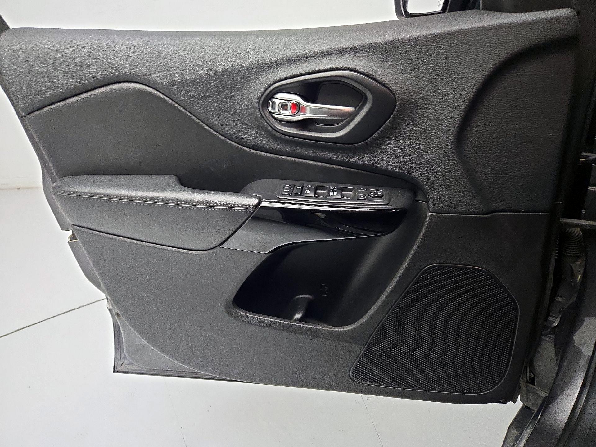 Thumbnail: 2019 Jeep Cherokee - 12