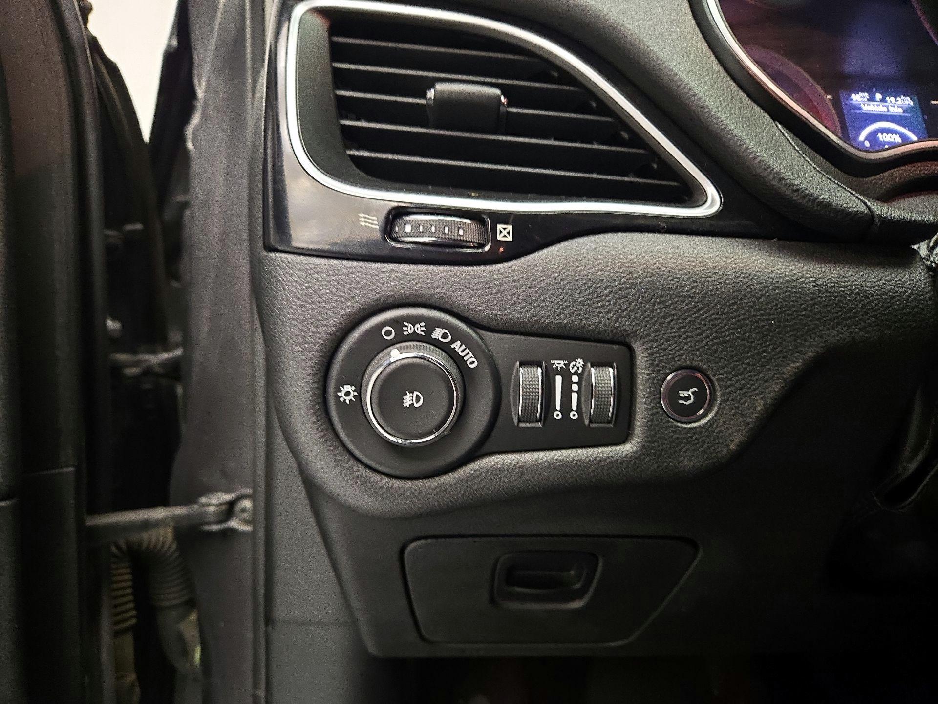 Thumbnail: 2019 Jeep Cherokee - 13