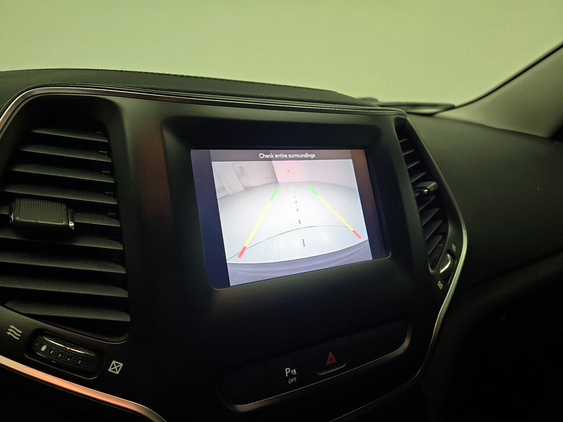 Thumbnail: 2019 Jeep Cherokee - 14