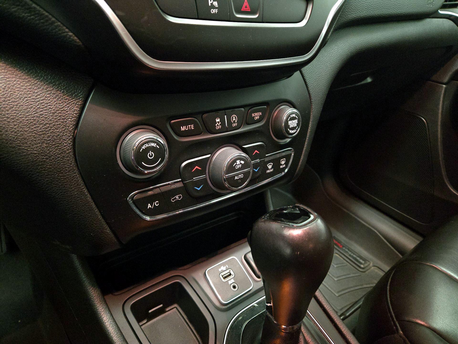 Thumbnail: 2019 Jeep Cherokee - 16