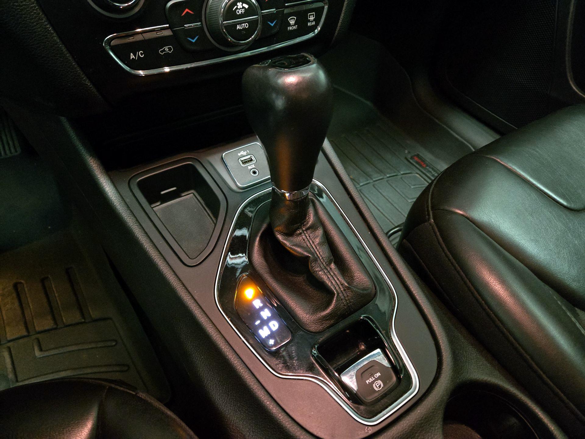 Thumbnail: 2019 Jeep Cherokee - 17