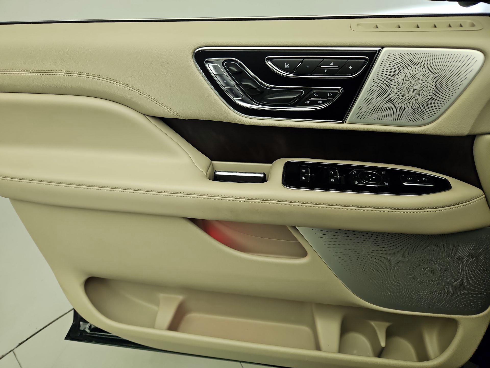 Thumbnail: 2021 Lincoln Navigator L - 12