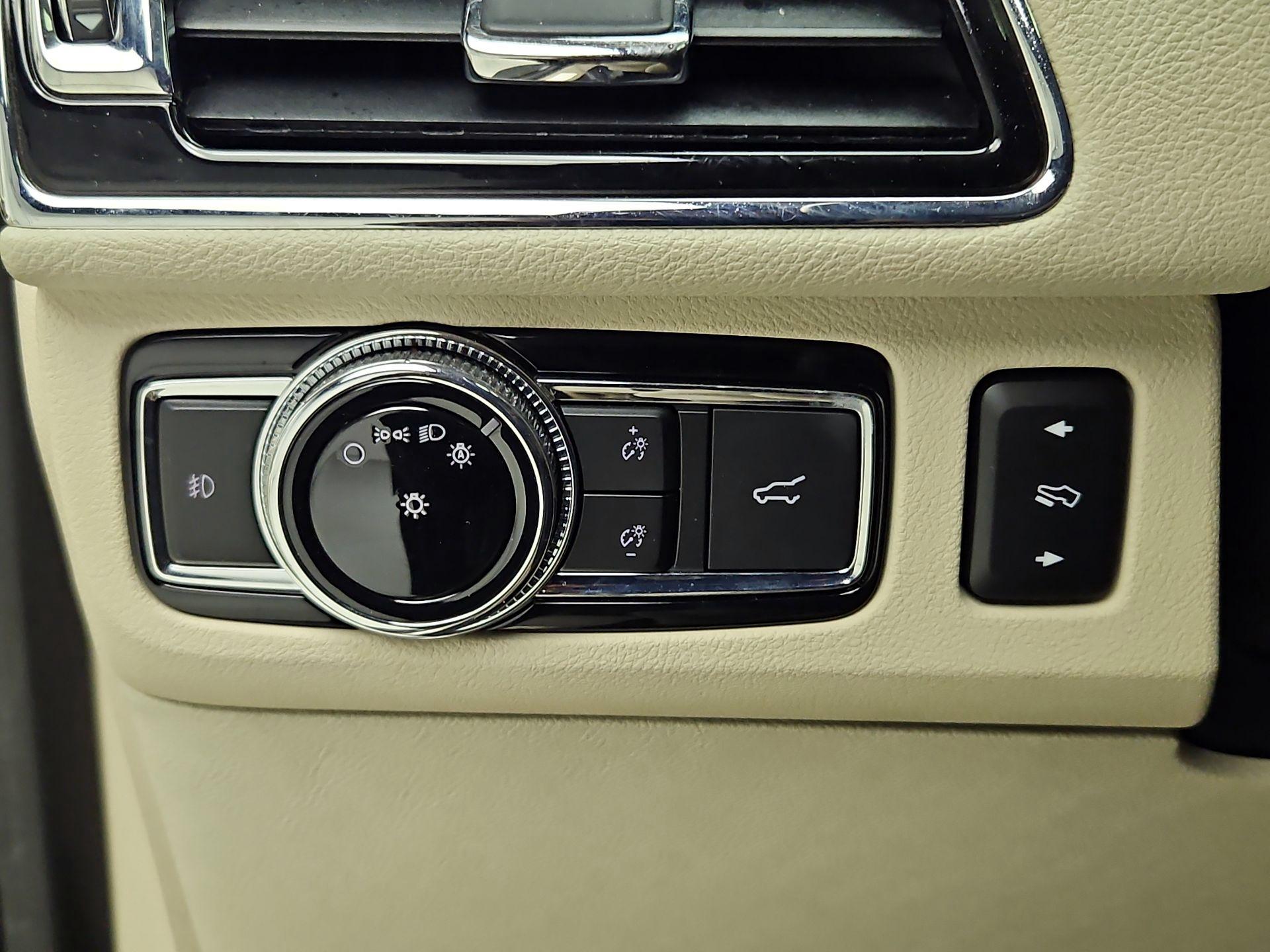 Thumbnail: 2021 Lincoln Navigator L - 13