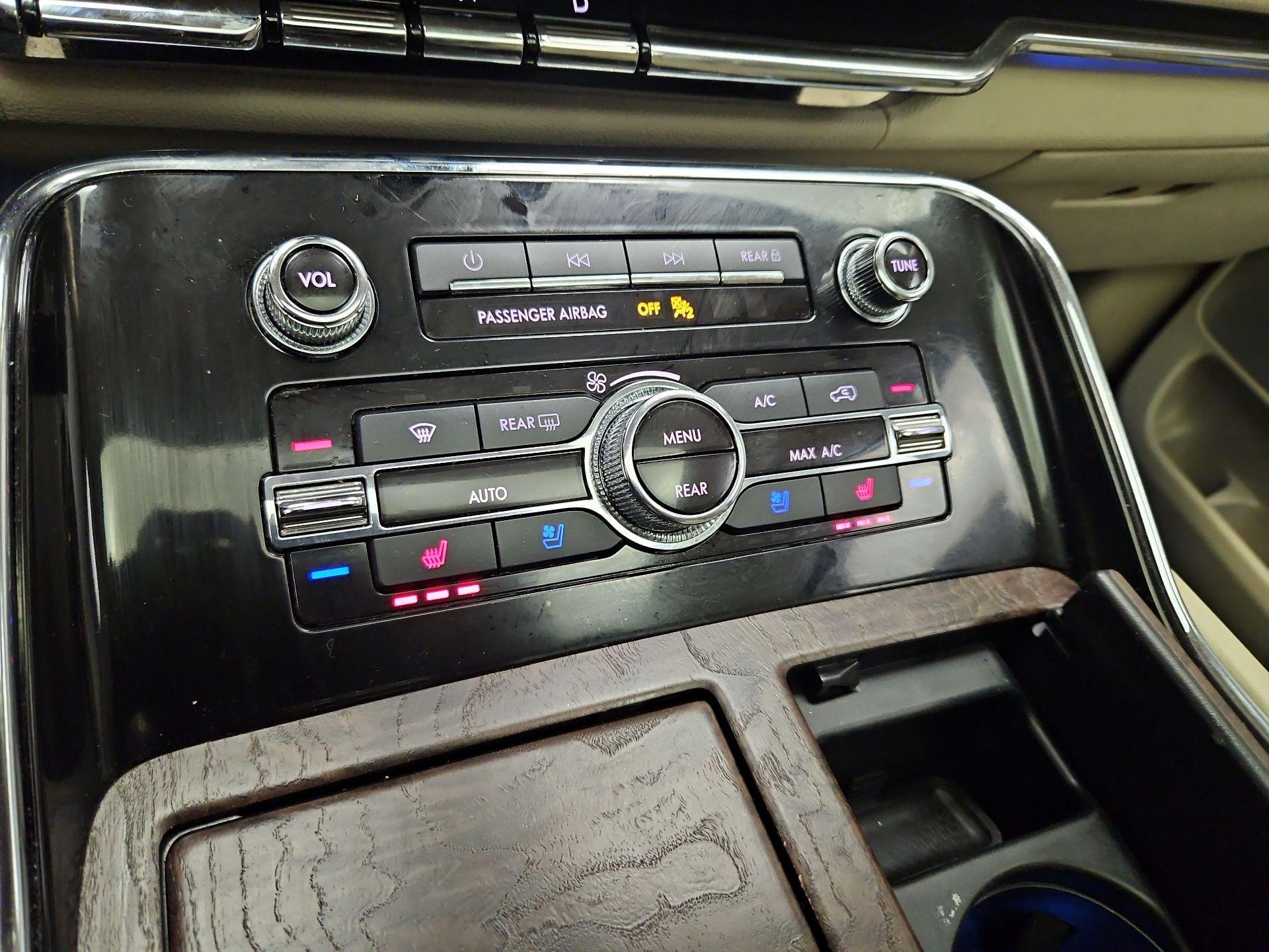 Thumbnail: 2021 Lincoln Navigator L - 17