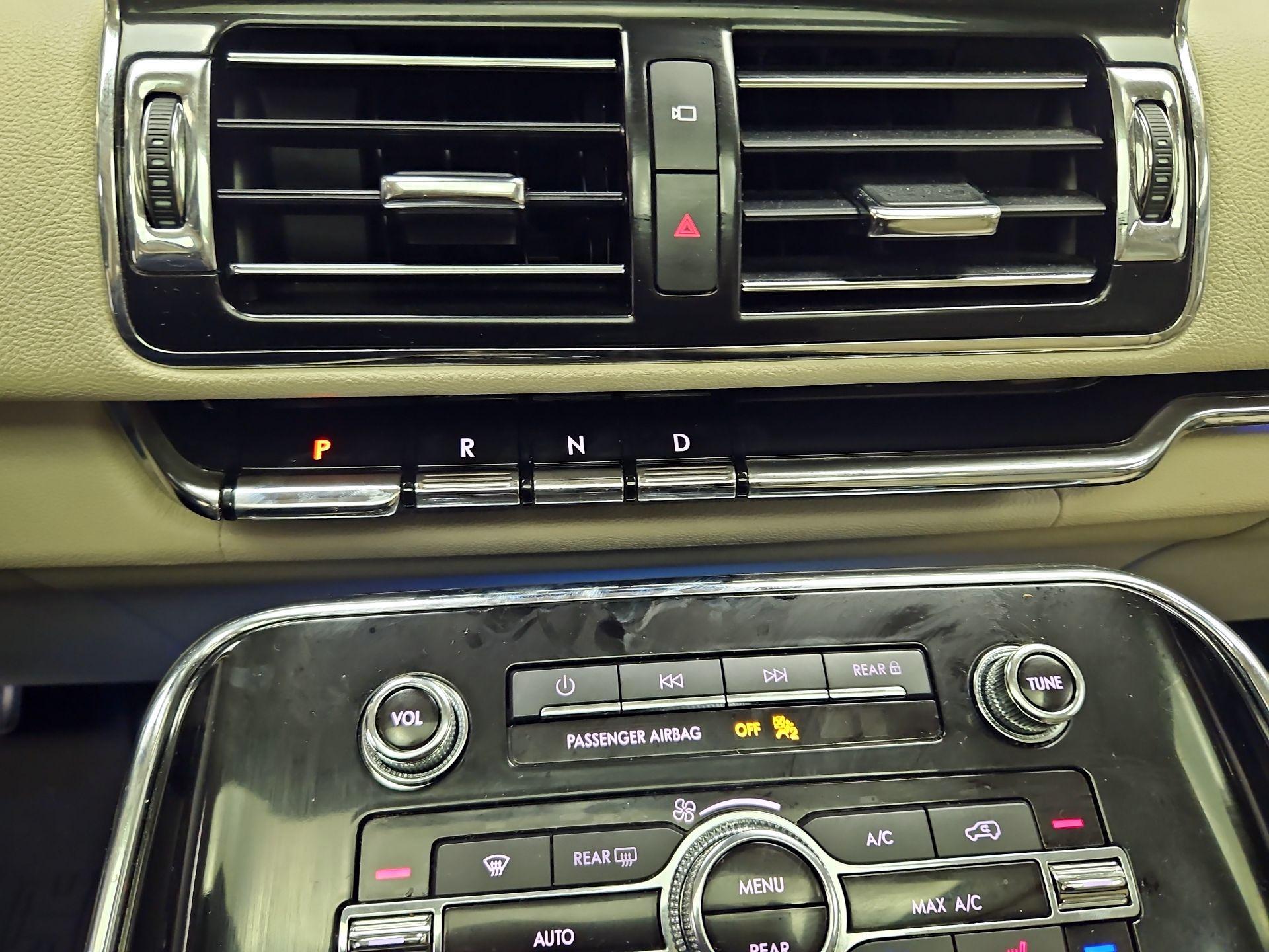 Thumbnail: 2021 Lincoln Navigator L - 18