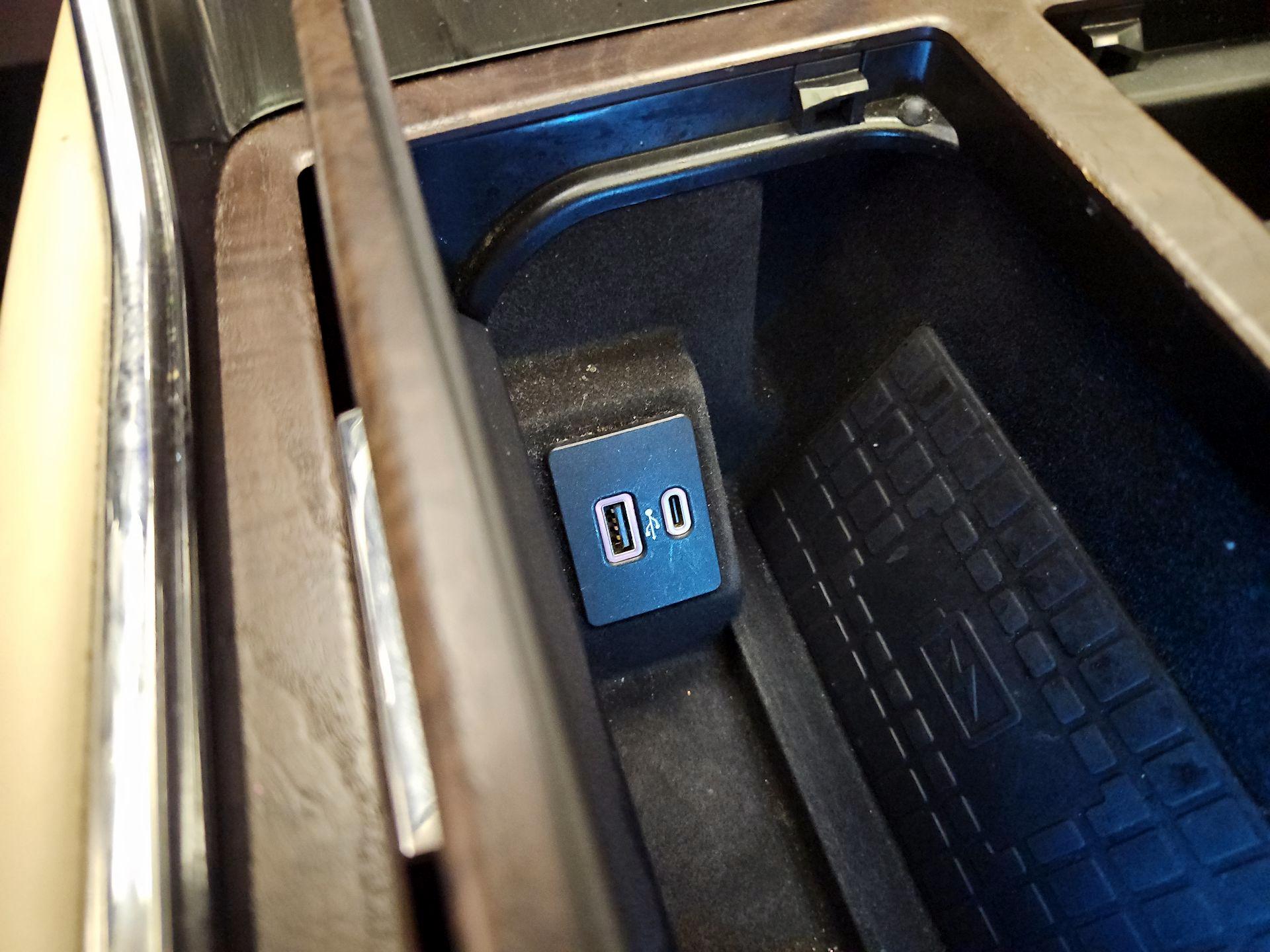 Thumbnail: 2021 Lincoln Navigator L - 19