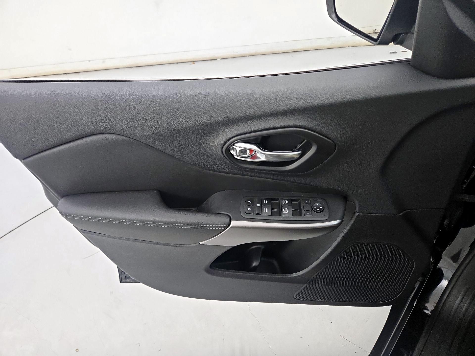 Thumbnail: 2022 Jeep Cherokee - 12