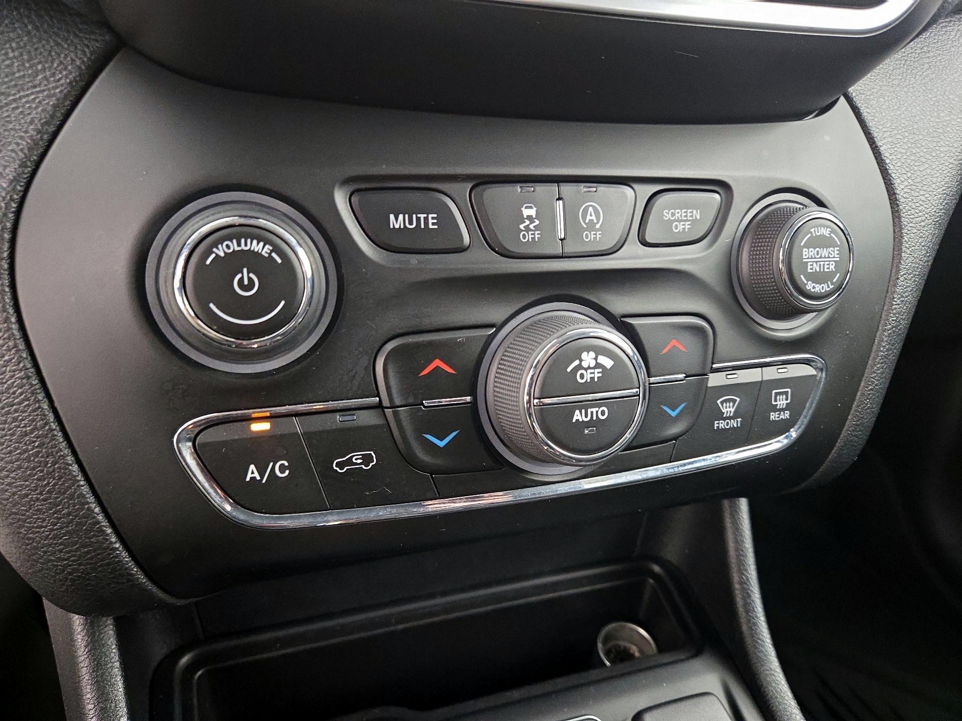 Thumbnail: 2022 Jeep Cherokee - 16