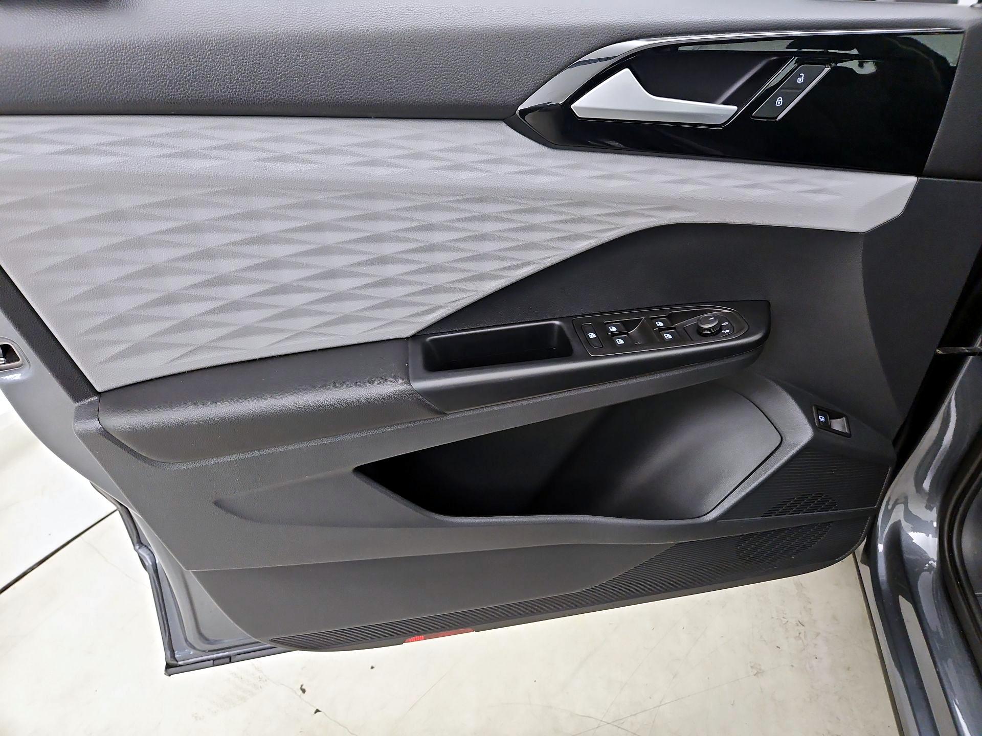 Thumbnail: 2023 Volkswagen Taos - 12