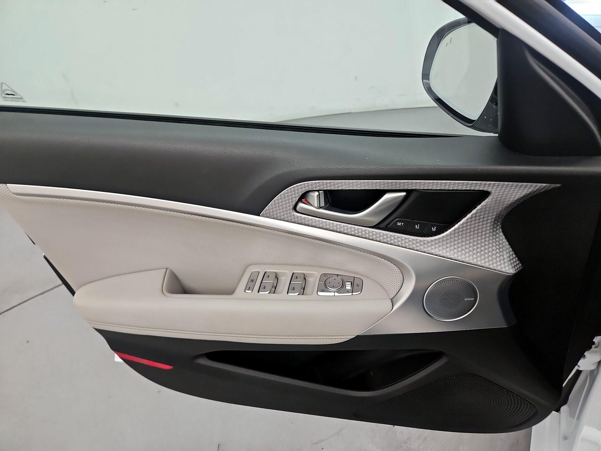 Thumbnail: 2023 Genesis G70 - 12