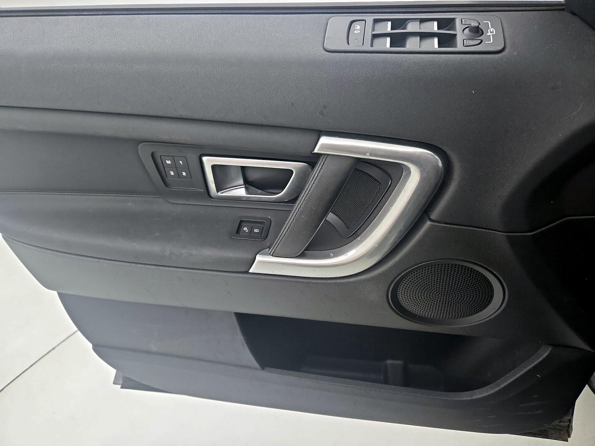 Thumbnail: 2019 Land Rover Discovery Sport - 12