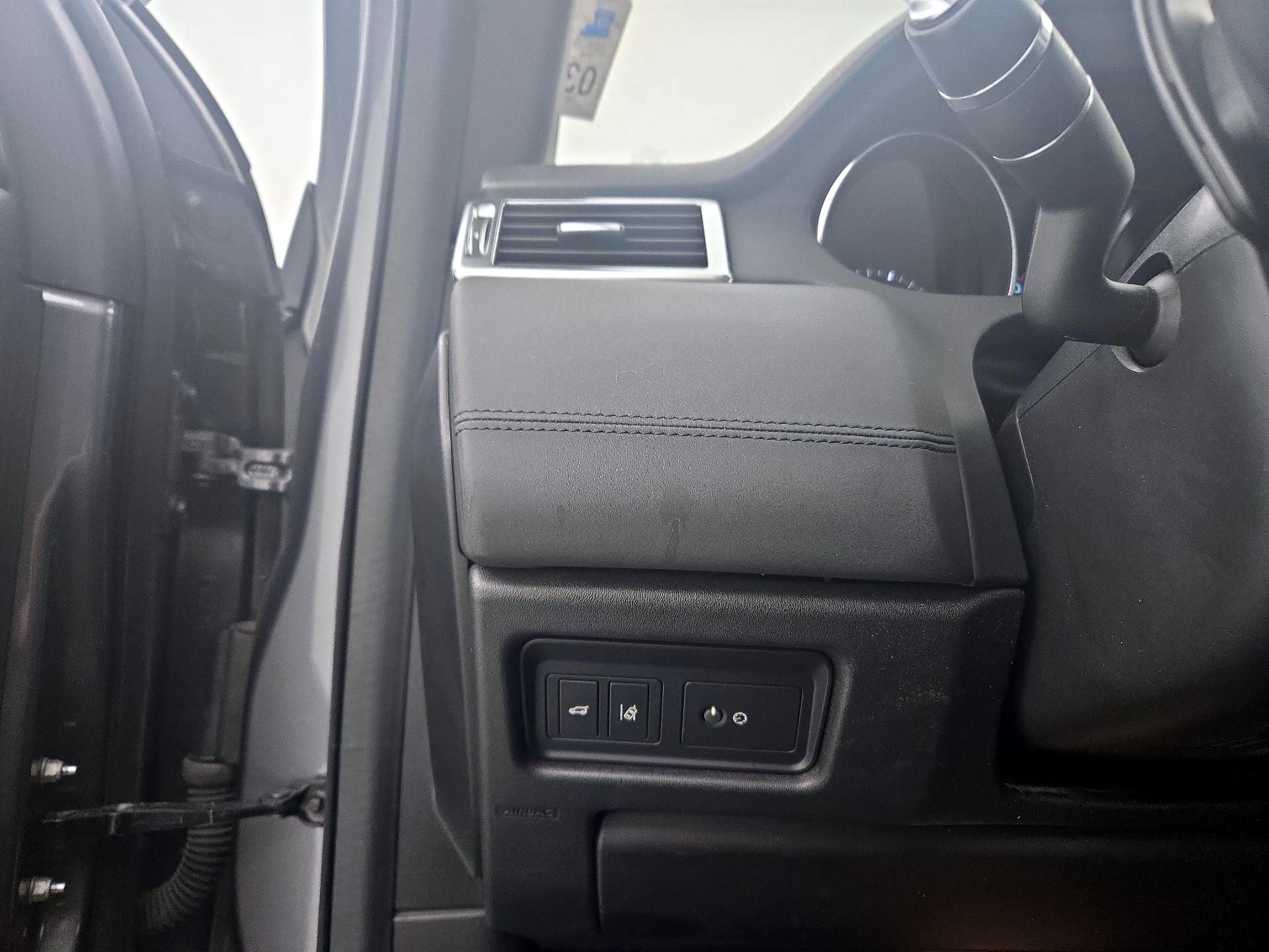 Thumbnail: 2019 Land Rover Discovery Sport - 13