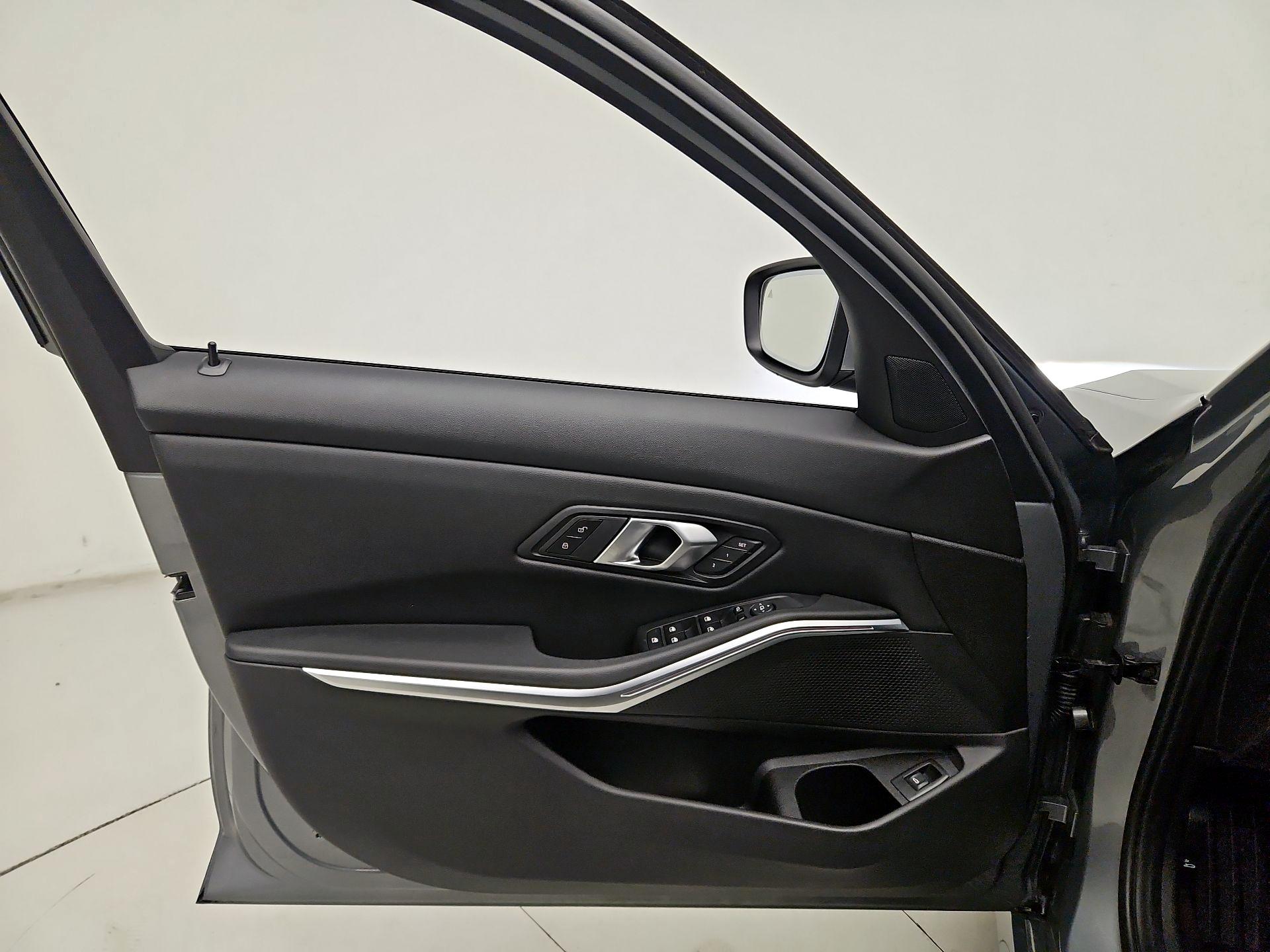 Thumbnail: 2025 BMW 3 Series - 12