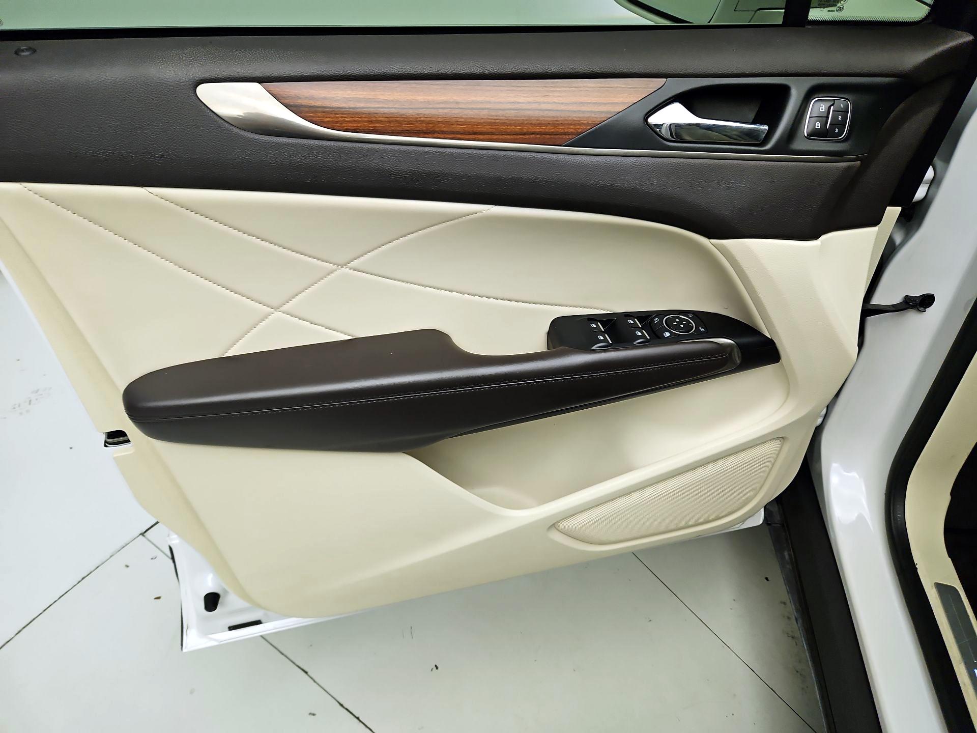 Thumbnail: 2016 Lincoln MKC - 12
