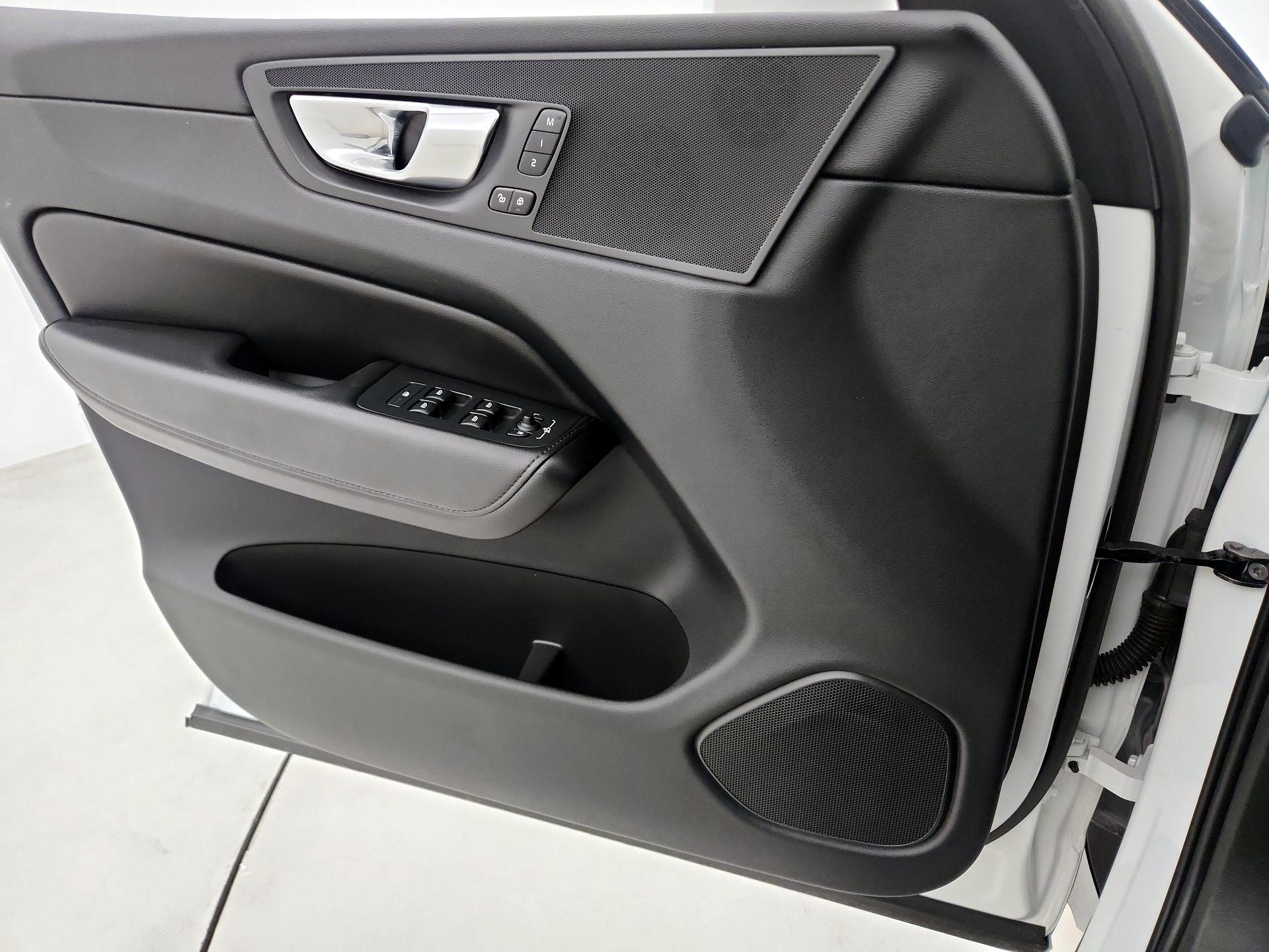 Thumbnail: 2023 Volvo XC60 - 10