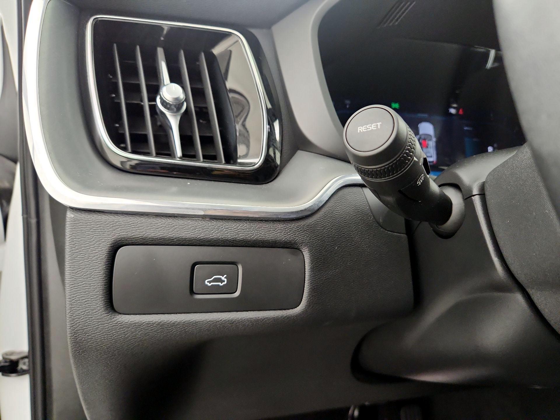 Thumbnail: 2023 Volvo XC60 - 11