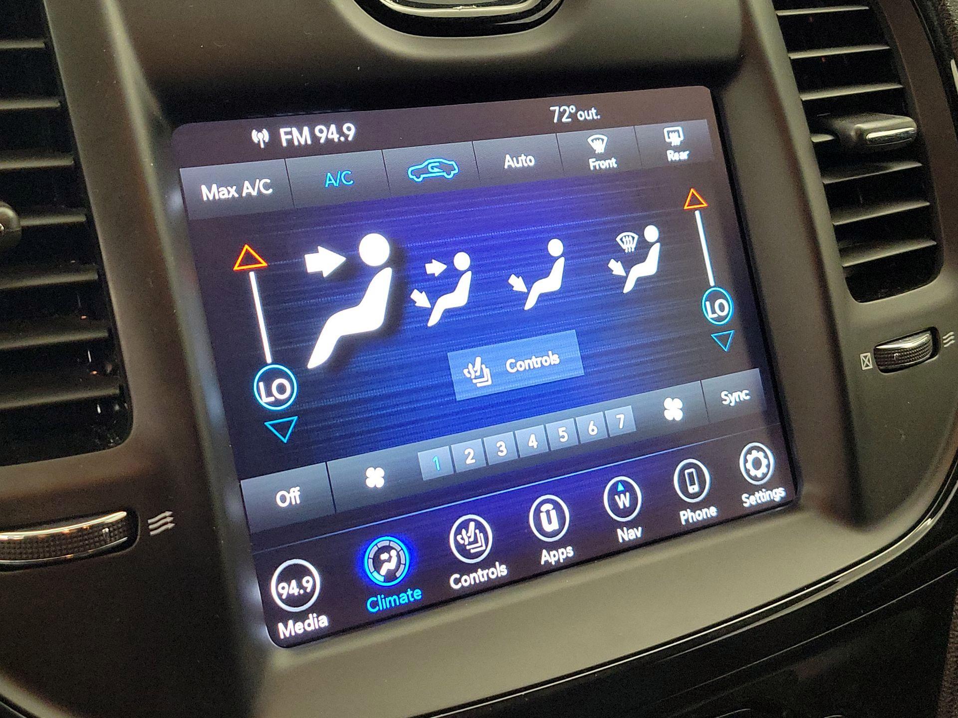 Thumbnail: 2022 Chrysler 300 - 17