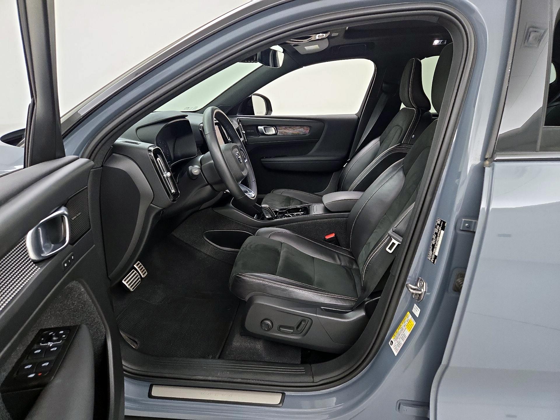 Thumbnail: 2022 Volvo XC40 - 11