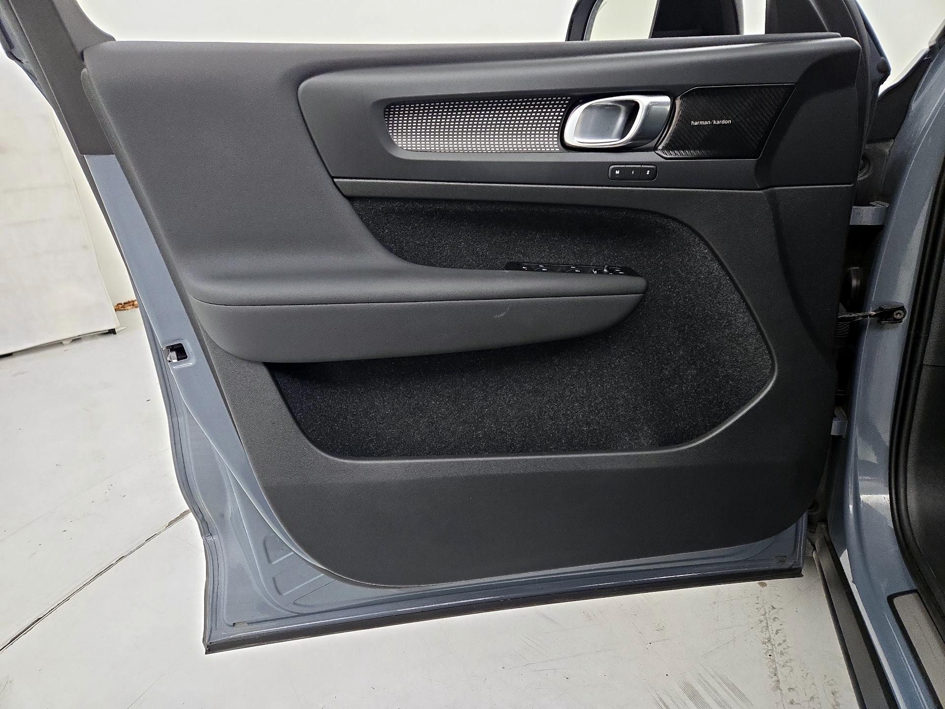 Thumbnail: 2022 Volvo XC40 - 12