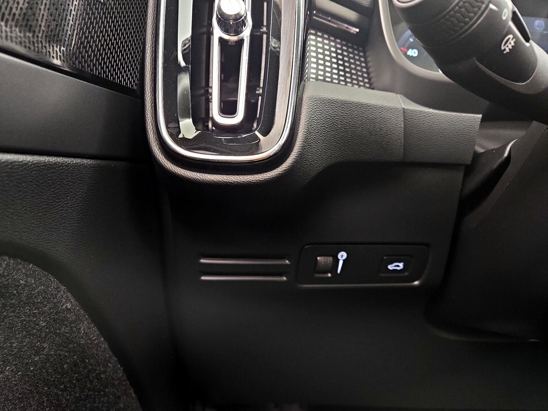 Thumbnail: 2022 Volvo XC40 - 13