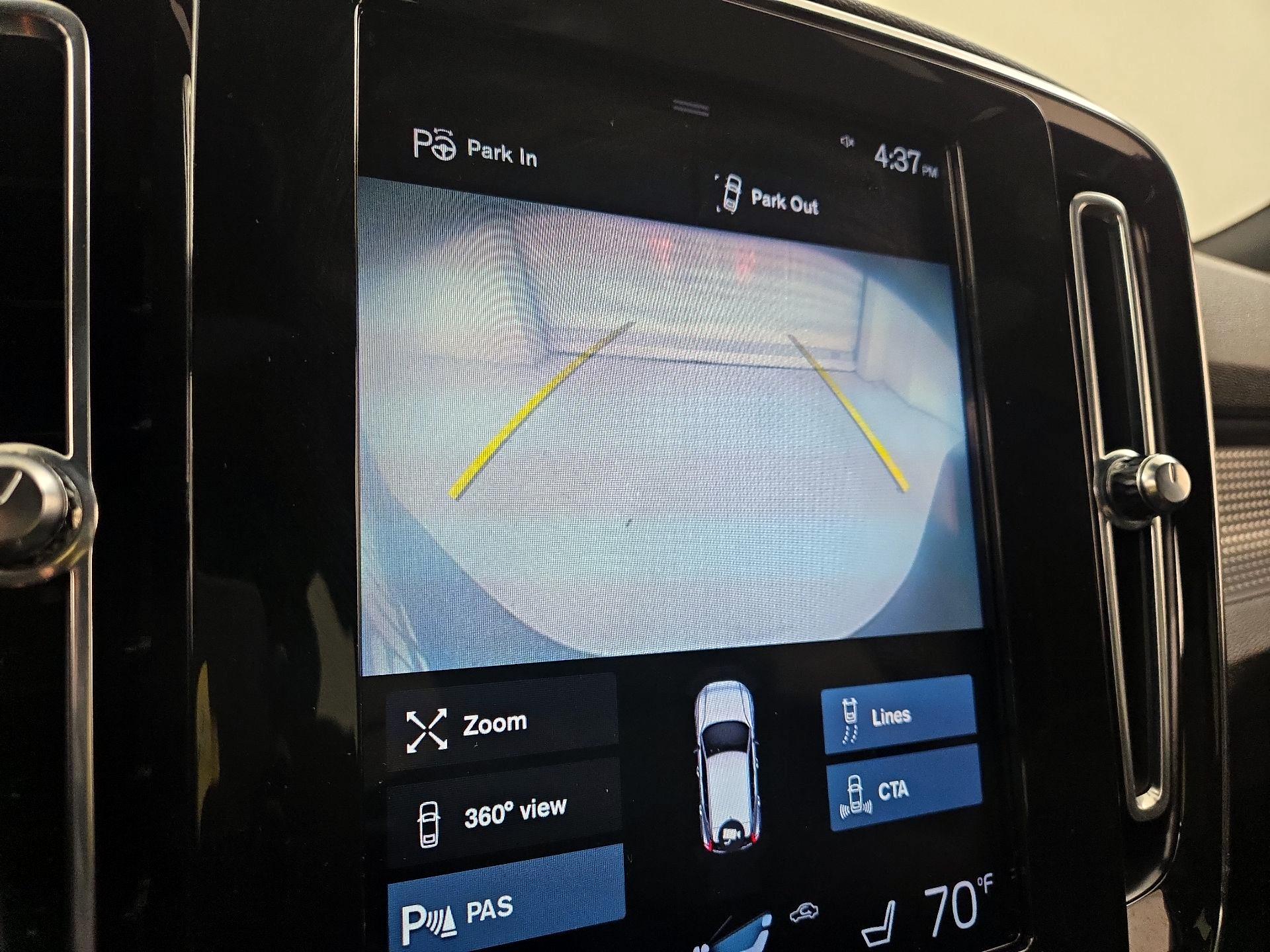 Thumbnail: 2022 Volvo XC40 - 15