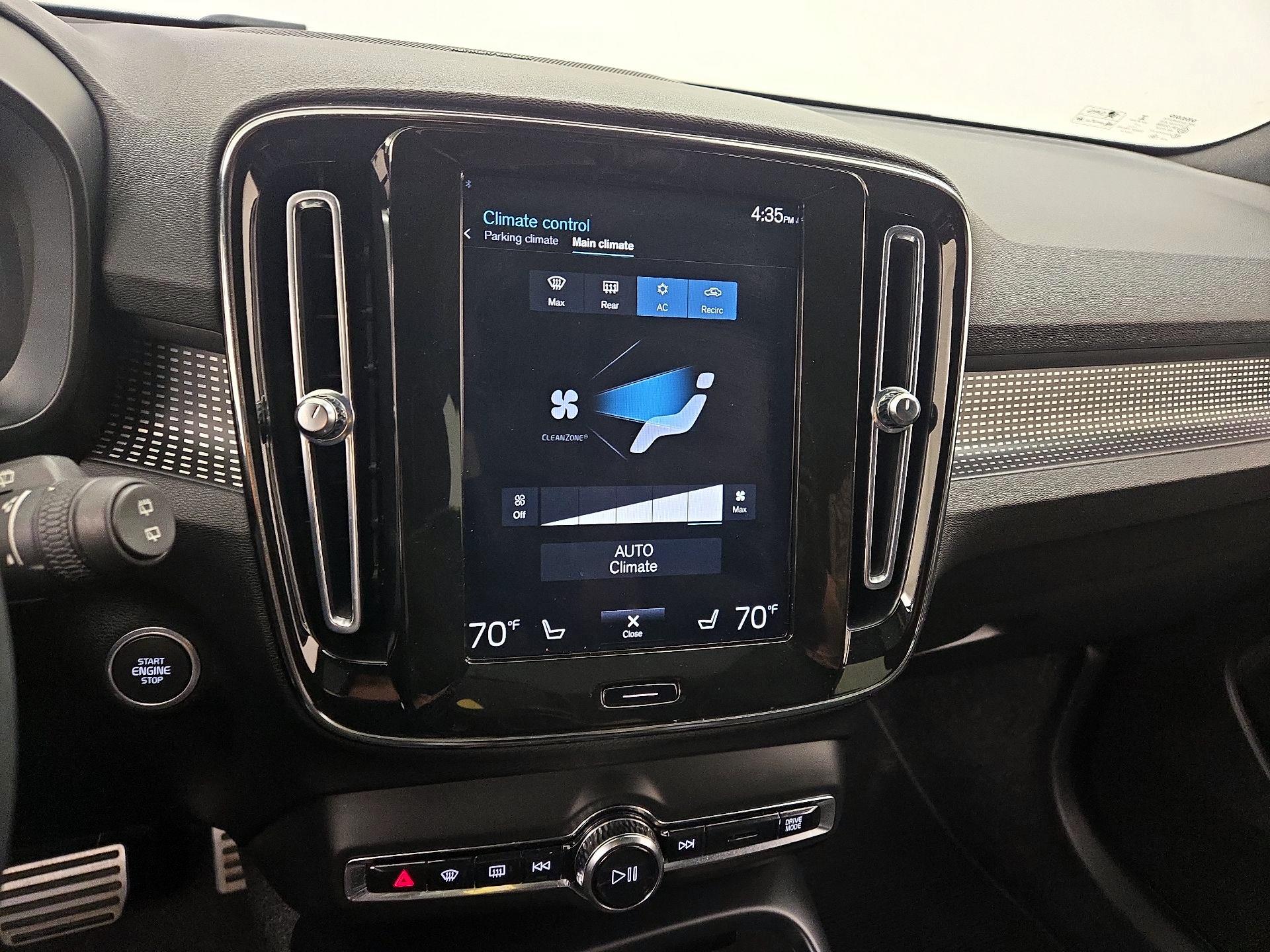 Thumbnail: 2022 Volvo XC40 - 17