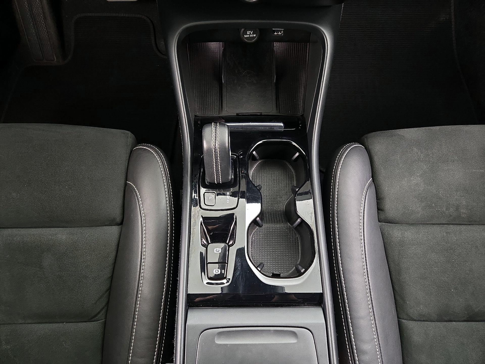 Thumbnail: 2022 Volvo XC40 - 18